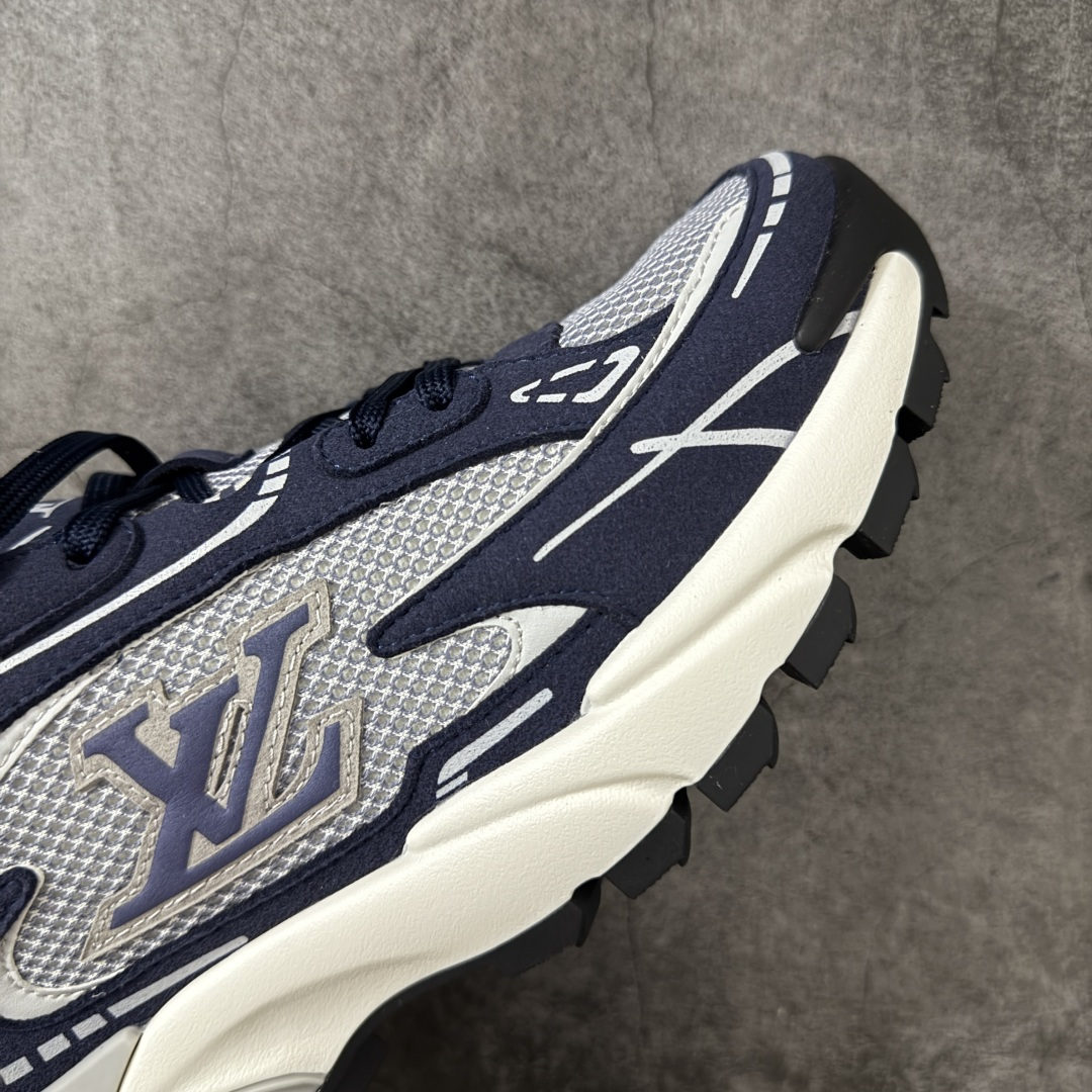 图片[6]-【莞顶礼盒】Lv Tatic Runner Tatic Runner系列厚底老爹鞋，是品牌近年推出的复古运动风鞋款，主打街头潮流与日常穿搭结合的风格。鞋身侧面带有醒目的字母标识，后跟处印有\”VUITTON\”字样，辨识度拉满。采用锯齿状防滑橡胶大底，搭配加厚中底，自带增高效果的同时，也提供了优秀的抓地力和缓震性能，适配日常通勤、城市漫步等多种场景！ ■面料： 原版进口绒面皮革＋透气网眼 ■内里：原版定制透气网里 ■鞋底：原版开模双色TPU组合底 ■底厚：5CM ■尺码：38-45-选品中心