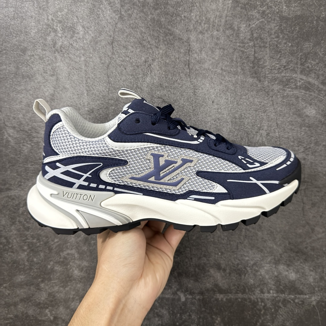 【莞顶礼盒】Lv Tatic Runner Tatic Runner系列厚底老爹鞋，是品牌近年推出的复古运动风鞋款，主打街头潮流与日常穿搭结合的风格。鞋身侧面带有醒目的字母标识，后跟处印有\”VUITTON\”字样，辨识度拉满。采用锯齿状防滑橡胶大底，搭配加厚中底，自带增高效果的同时，也提供了优秀的抓地力和缓震性能，适配日常通勤、城市漫步等多种场景！ ■面料： 原版进口绒面皮革＋透气网眼 ■内里：原版定制透气网里 ■鞋底：原版开模双色TPU组合底 ■底厚：5CM ■尺码：38-45-选品中心