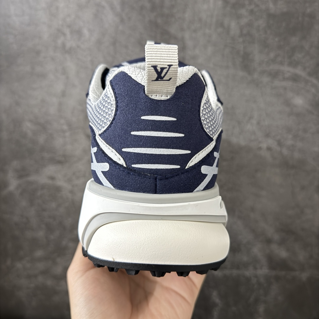 图片[4]-【莞顶礼盒】Lv Tatic Runner Tatic Runner系列厚底老爹鞋，是品牌近年推出的复古运动风鞋款，主打街头潮流与日常穿搭结合的风格。鞋身侧面带有醒目的字母标识，后跟处印有\”VUITTON\”字样，辨识度拉满。采用锯齿状防滑橡胶大底，搭配加厚中底，自带增高效果的同时，也提供了优秀的抓地力和缓震性能，适配日常通勤、城市漫步等多种场景！ ■面料： 原版进口绒面皮革＋透气网眼 ■内里：原版定制透气网里 ■鞋底：原版开模双色TPU组合底 ■底厚：5CM ■尺码：38-45-选品中心