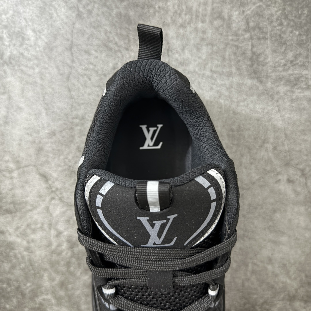 图片[8]-【莞顶礼盒】Lv Tatic Runner Tatic Runner系列厚底老爹鞋，是品牌近年推出的复古运动风鞋款，主打街头潮流与日常穿搭结合的风格。鞋身侧面带有醒目的字母标识，后跟处印有\”VUITTON\”字样，辨识度拉满。采用锯齿状防滑橡胶大底，搭配加厚中底，自带增高效果的同时，也提供了优秀的抓地力和缓震性能，适配日常通勤、城市漫步等多种场景！ ■面料： 原版进口绒面皮革＋透气网眼 ■内里：原版定制透气网里 ■鞋底：原版开模双色TPU组合底 ■底厚：5CM ■尺码：38-45-选品中心