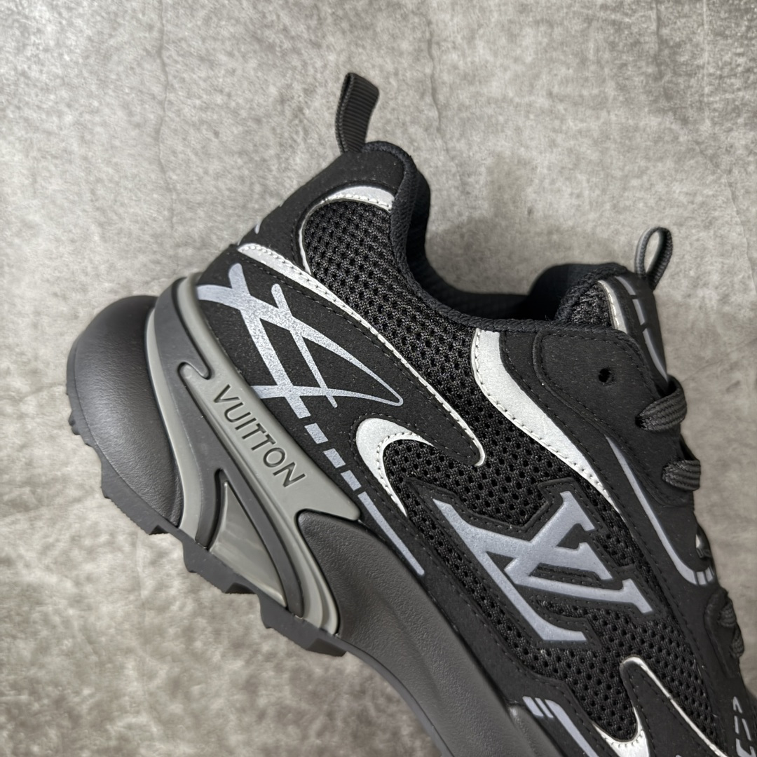 图片[7]-【莞顶礼盒】Lv Tatic Runner Tatic Runner系列厚底老爹鞋，是品牌近年推出的复古运动风鞋款，主打街头潮流与日常穿搭结合的风格。鞋身侧面带有醒目的字母标识，后跟处印有\”VUITTON\”字样，辨识度拉满。采用锯齿状防滑橡胶大底，搭配加厚中底，自带增高效果的同时，也提供了优秀的抓地力和缓震性能，适配日常通勤、城市漫步等多种场景！ ■面料： 原版进口绒面皮革＋透气网眼 ■内里：原版定制透气网里 ■鞋底：原版开模双色TPU组合底 ■底厚：5CM ■尺码：38-45-选品中心