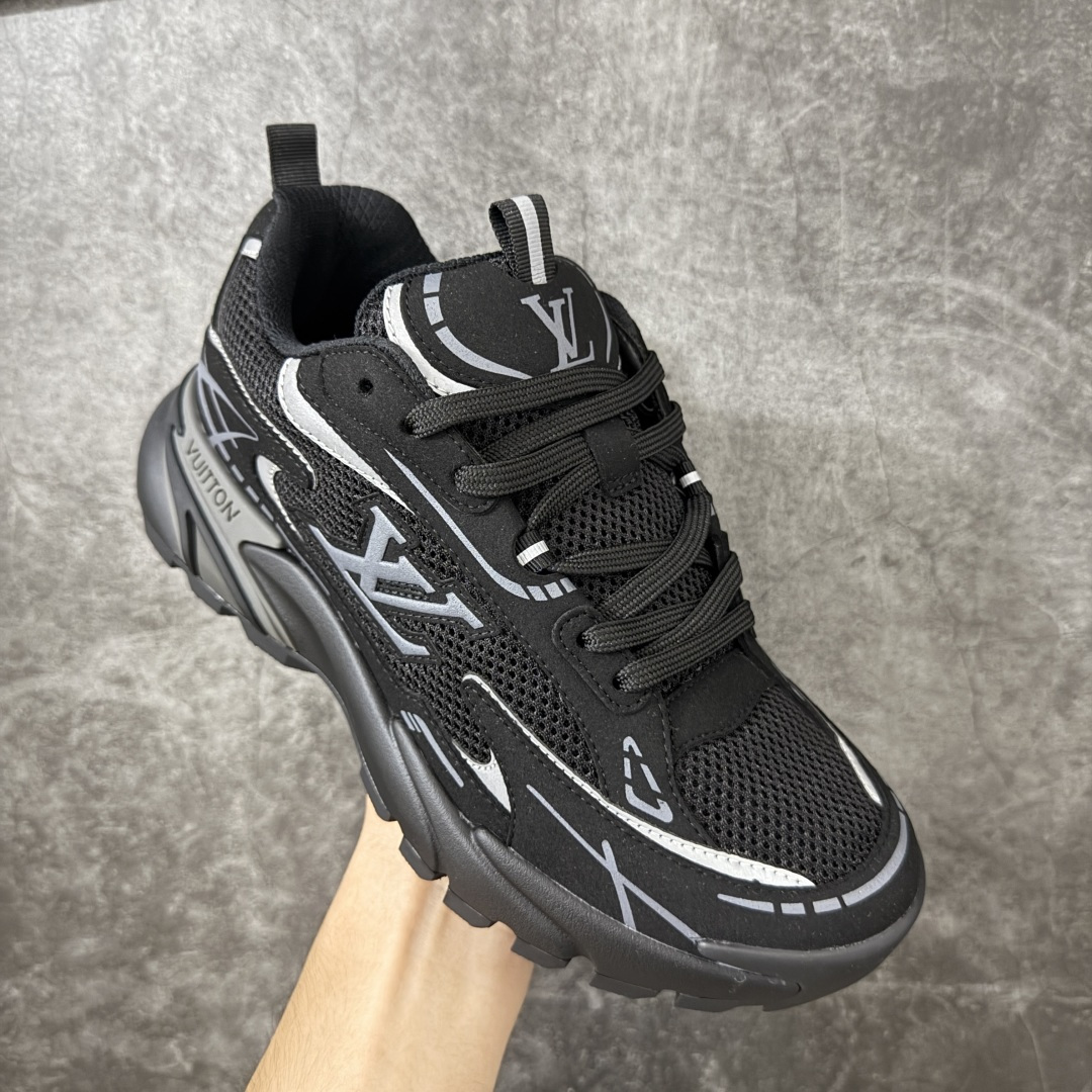 图片[3]-【莞顶礼盒】Lv Tatic Runner Tatic Runner系列厚底老爹鞋，是品牌近年推出的复古运动风鞋款，主打街头潮流与日常穿搭结合的风格。鞋身侧面带有醒目的字母标识，后跟处印有\”VUITTON\”字样，辨识度拉满。采用锯齿状防滑橡胶大底，搭配加厚中底，自带增高效果的同时，也提供了优秀的抓地力和缓震性能，适配日常通勤、城市漫步等多种场景！ ■面料： 原版进口绒面皮革＋透气网眼 ■内里：原版定制透气网里 ■鞋底：原版开模双色TPU组合底 ■底厚：5CM ■尺码：38-45-选品中心