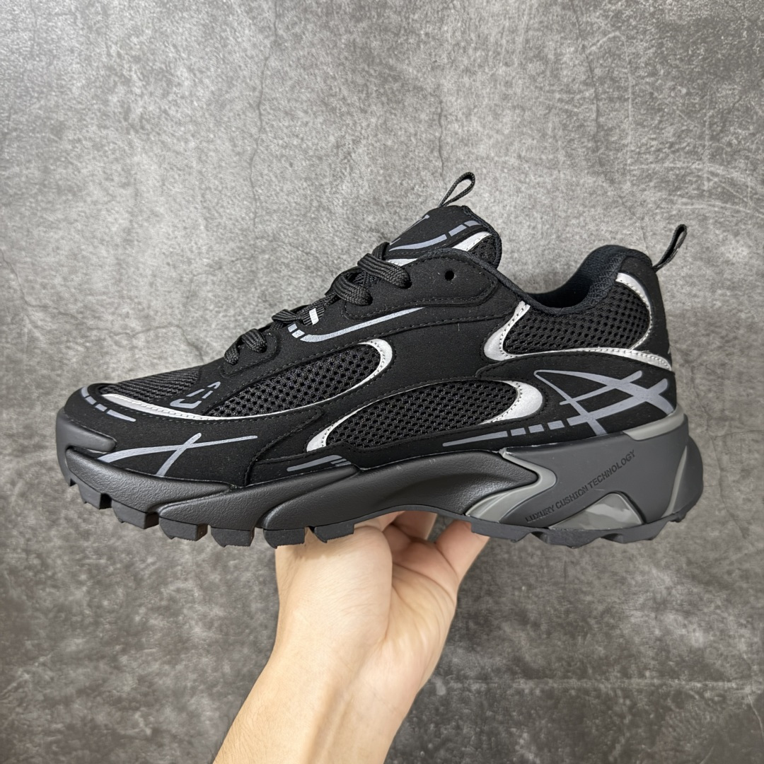 图片[2]-【莞顶礼盒】Lv Tatic Runner Tatic Runner系列厚底老爹鞋，是品牌近年推出的复古运动风鞋款，主打街头潮流与日常穿搭结合的风格。鞋身侧面带有醒目的字母标识，后跟处印有\”VUITTON\”字样，辨识度拉满。采用锯齿状防滑橡胶大底，搭配加厚中底，自带增高效果的同时，也提供了优秀的抓地力和缓震性能，适配日常通勤、城市漫步等多种场景！ ■面料： 原版进口绒面皮革＋透气网眼 ■内里：原版定制透气网里 ■鞋底：原版开模双色TPU组合底 ■底厚：5CM ■尺码：38-45-选品中心