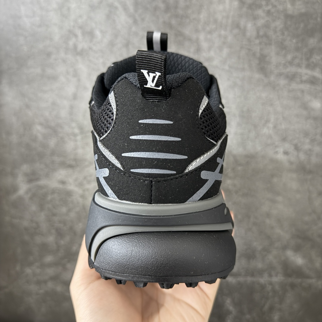 图片[4]-【莞顶礼盒】Lv Tatic Runner Tatic Runner系列厚底老爹鞋，是品牌近年推出的复古运动风鞋款，主打街头潮流与日常穿搭结合的风格。鞋身侧面带有醒目的字母标识，后跟处印有\”VUITTON\”字样，辨识度拉满。采用锯齿状防滑橡胶大底，搭配加厚中底，自带增高效果的同时，也提供了优秀的抓地力和缓震性能，适配日常通勤、城市漫步等多种场景！ ■面料： 原版进口绒面皮革＋透气网眼 ■内里：原版定制透气网里 ■鞋底：原版开模双色TPU组合底 ■底厚：5CM ■尺码：38-45-选品中心