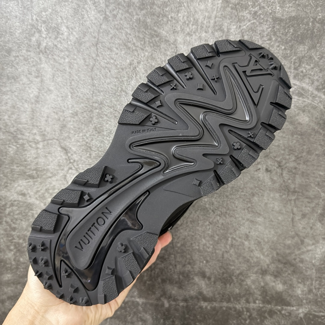 图片[9]-【莞顶礼盒】Lv Tatic Runner Tatic Runner系列厚底老爹鞋，是品牌近年推出的复古运动风鞋款，主打街头潮流与日常穿搭结合的风格。鞋身侧面带有醒目的字母标识，后跟处印有\”VUITTON\”字样，辨识度拉满。采用锯齿状防滑橡胶大底，搭配加厚中底，自带增高效果的同时，也提供了优秀的抓地力和缓震性能，适配日常通勤、城市漫步等多种场景！ ■面料： 原版进口绒面皮革＋透气网眼 ■内里：原版定制透气网里 ■鞋底：原版开模双色TPU组合底 ■底厚：5CM ■尺码：38-45-选品中心
