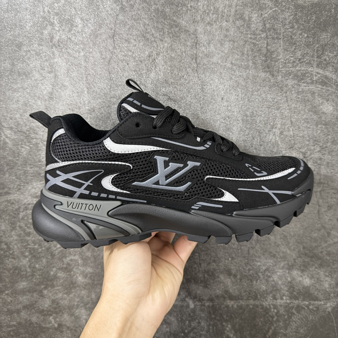 【莞顶礼盒】Lv Tatic Runner Tatic Runner系列厚底老爹鞋，是品牌近年推出的复古运动风鞋款，主打街头潮流与日常穿搭结合的风格。鞋身侧面带有醒目的字母标识，后跟处印有\”VUITTON\”字样，辨识度拉满。采用锯齿状防滑橡胶大底，搭配加厚中底，自带增高效果的同时，也提供了优秀的抓地力和缓震性能，适配日常通勤、城市漫步等多种场景！ ■面料： 原版进口绒面皮革＋透气网眼 ■内里：原版定制透气网里 ■鞋底：原版开模双色TPU组合底 ■底厚：5CM ■尺码：38-45-选品中心