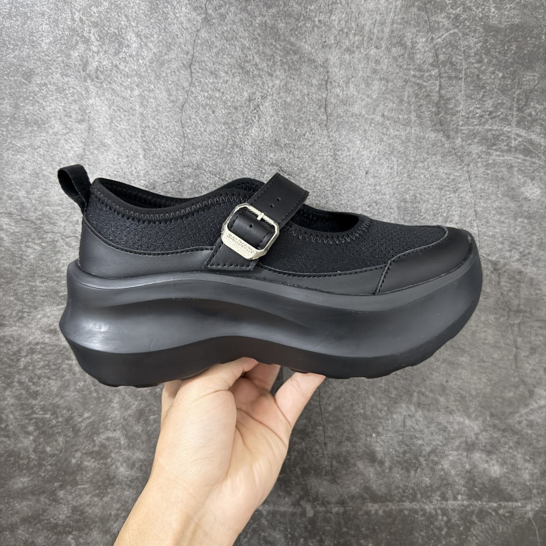 【公司级礼盒版】CDG x Salomon 萨洛蒙 联名款XT-6 系列 玛丽珍厚底 休闲 运动鞋 原版开发 独立私模 原材料打造 一比一原版细节 延续品牌设计基因，融合简约的设计和实用的技术性 联名鞋款依旧是黑白简约配色，鞋身上的品牌字样也体现出极简主义的设计风格 搭配Contagrip 橡胶厚底鞋底设计，重新演绎的鞋面部分则以Pulsar Advanced袜套式轮廓替换了之前抽绳鞋带 并饰有网眼、抗撕裂材质鞋面、防水胶条以及尼龙拉环等细节 面料： 原版定制进口科技面料 内里： 原版进口透气网里 大底： 原版开模超轻发泡材质 底厚： 6.5CM 尺码：35-40-选品中心