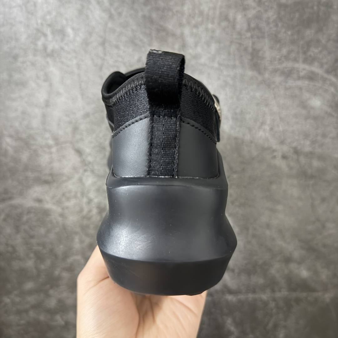 图片[4]-【公司级礼盒版】CDG x Salomon 萨洛蒙 联名款XT-6 系列 玛丽珍厚底 休闲 运动鞋 原版开发 独立私模 原材料打造 一比一原版细节 延续品牌设计基因，融合简约的设计和实用的技术性 联名鞋款依旧是黑白简约配色，鞋身上的品牌字样也体现出极简主义的设计风格 搭配Contagrip 橡胶厚底鞋底设计，重新演绎的鞋面部分则以Pulsar Advanced袜套式轮廓替换了之前抽绳鞋带 并饰有网眼、抗撕裂材质鞋面、防水胶条以及尼龙拉环等细节 面料： 原版定制进口科技面料 内里： 原版进口透气网里 大底： 原版开模超轻发泡材质 底厚： 6.5CM 尺码：35-40-选品中心