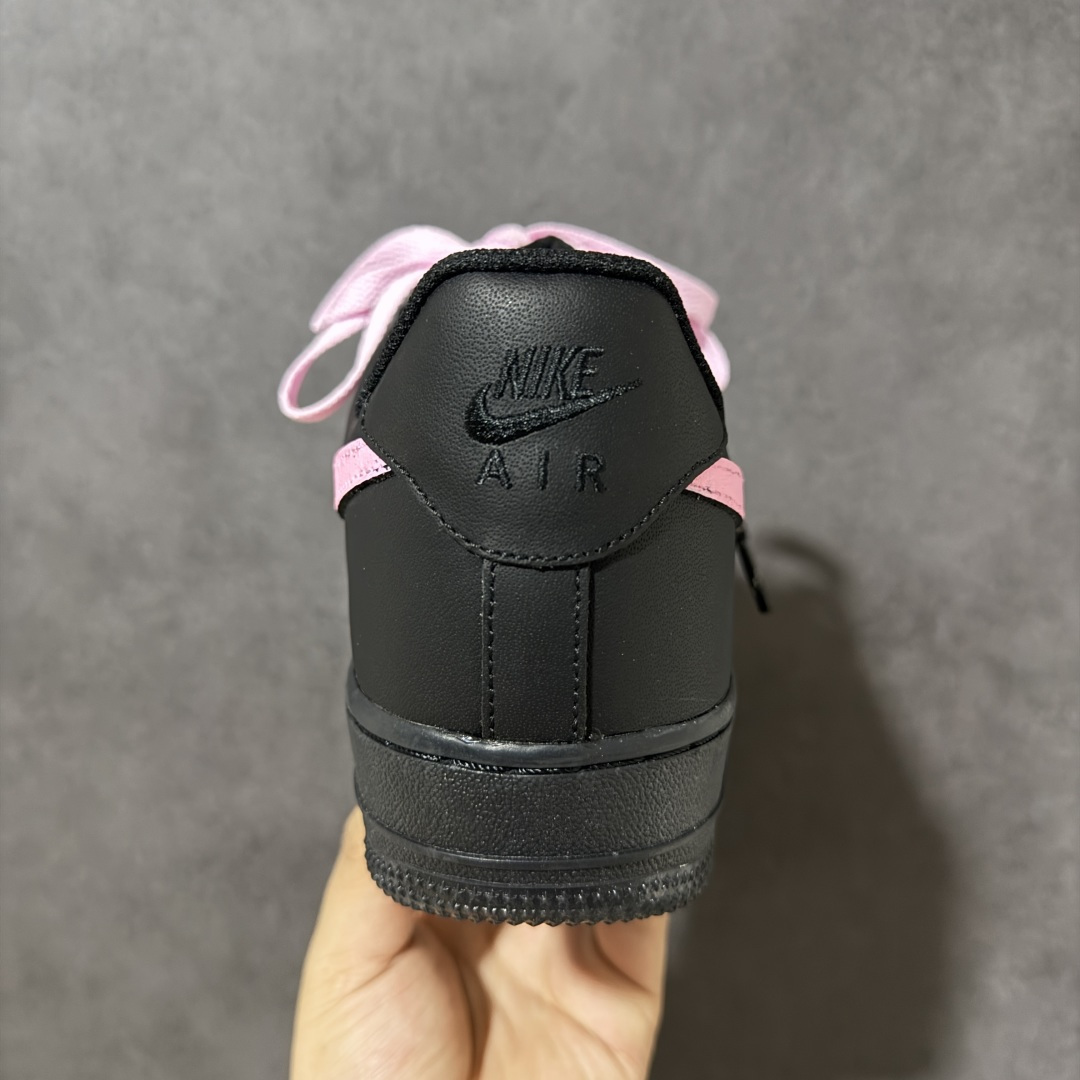图片[4]-【定制版】手绘涂鸦“黑桃粉莓”Nike Air Force 1 “Black Peach Berry”空军一号定制板鞋 沉稳哑光黑基底，一抹甜粉 Swoosh 如同点缀在黑巧上的新鲜莓果，搭配黑粉双色鞋带碰撞出独特层次感。冷调酷感与少女甜感完美中和，利落低帮版型适配牛仔裤、工装裤、短裙各类穿搭，行走间自带小众氛围感，甜酷平衡恰到好处，日常出街轻松打造吸睛造型 货号：CW2288-512 尺码： 36 36.5 37.5 38 38.5 39 40 40.5 41 42 42.5 43 44 44.5 45-选品中心