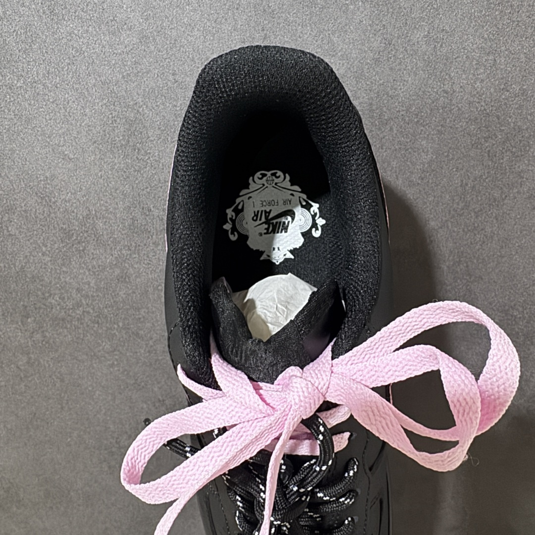 图片[6]-【定制版】手绘涂鸦“黑桃粉莓”Nike Air Force 1 “Black Peach Berry”空军一号定制板鞋 沉稳哑光黑基底，一抹甜粉 Swoosh 如同点缀在黑巧上的新鲜莓果，搭配黑粉双色鞋带碰撞出独特层次感。冷调酷感与少女甜感完美中和，利落低帮版型适配牛仔裤、工装裤、短裙各类穿搭，行走间自带小众氛围感，甜酷平衡恰到好处，日常出街轻松打造吸睛造型 货号：CW2288-512 尺码： 36 36.5 37.5 38 38.5 39 40 40.5 41 42 42.5 43 44 44.5 45-选品中心