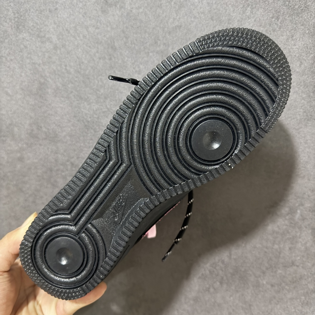 图片[9]-【定制版】手绘涂鸦“黑桃粉莓”Nike Air Force 1 “Black Peach Berry”空军一号定制板鞋 沉稳哑光黑基底，一抹甜粉 Swoosh 如同点缀在黑巧上的新鲜莓果，搭配黑粉双色鞋带碰撞出独特层次感。冷调酷感与少女甜感完美中和，利落低帮版型适配牛仔裤、工装裤、短裙各类穿搭，行走间自带小众氛围感，甜酷平衡恰到好处，日常出街轻松打造吸睛造型 货号：CW2288-512 尺码： 36 36.5 37.5 38 38.5 39 40 40.5 41 42 42.5 43 44 44.5 45-选品中心