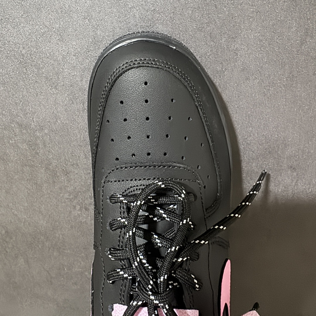 图片[5]-【定制版】手绘涂鸦“黑桃粉莓”Nike Air Force 1 “Black Peach Berry”空军一号定制板鞋 沉稳哑光黑基底，一抹甜粉 Swoosh 如同点缀在黑巧上的新鲜莓果，搭配黑粉双色鞋带碰撞出独特层次感。冷调酷感与少女甜感完美中和，利落低帮版型适配牛仔裤、工装裤、短裙各类穿搭，行走间自带小众氛围感，甜酷平衡恰到好处，日常出街轻松打造吸睛造型 货号：CW2288-512 尺码： 36 36.5 37.5 38 38.5 39 40 40.5 41 42 42.5 43 44 44.5 45-选品中心