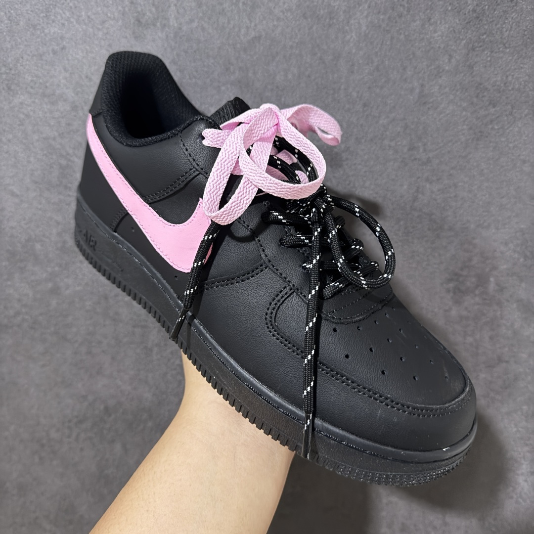 图片[3]-【定制版】手绘涂鸦“黑桃粉莓”Nike Air Force 1 “Black Peach Berry”空军一号定制板鞋 沉稳哑光黑基底，一抹甜粉 Swoosh 如同点缀在黑巧上的新鲜莓果，搭配黑粉双色鞋带碰撞出独特层次感。冷调酷感与少女甜感完美中和，利落低帮版型适配牛仔裤、工装裤、短裙各类穿搭，行走间自带小众氛围感，甜酷平衡恰到好处，日常出街轻松打造吸睛造型 货号：CW2288-512 尺码： 36 36.5 37.5 38 38.5 39 40 40.5 41 42 42.5 43 44 44.5 45-选品中心