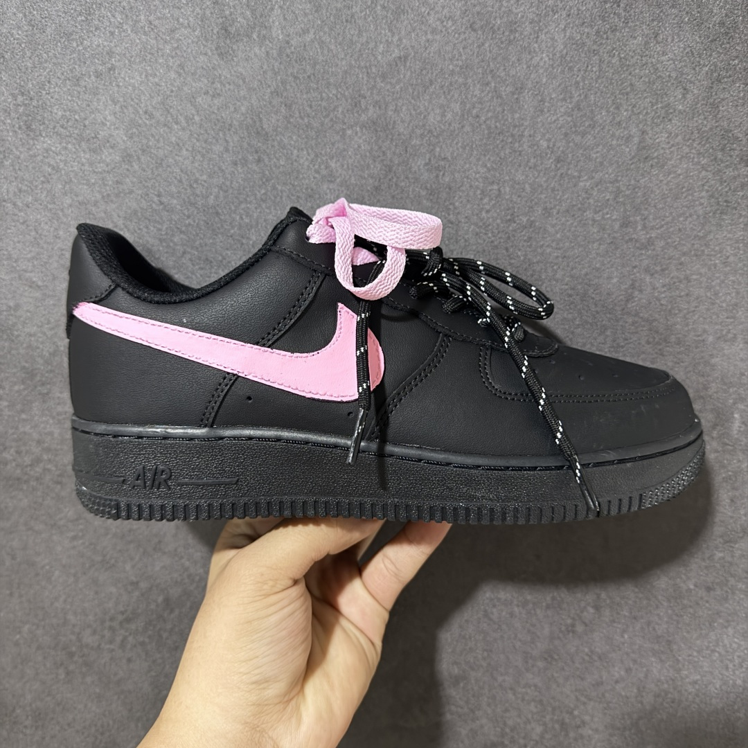 【定制版】手绘涂鸦“黑桃粉莓”Nike Air Force 1 “Black Peach Berry”空军一号定制板鞋 沉稳哑光黑基底，一抹甜粉 Swoosh 如同点缀在黑巧上的新鲜莓果，搭配黑粉双色鞋带碰撞出独特层次感。冷调酷感与少女甜感完美中和，利落低帮版型适配牛仔裤、工装裤、短裙各类穿搭，行走间自带小众氛围感，甜酷平衡恰到好处，日常出街轻松打造吸睛造型 货号：CW2288-512 尺码： 36 36.5 37.5 38 38.5 39 40 40.5 41 42 42.5 43 44 44.5 45-选品中心