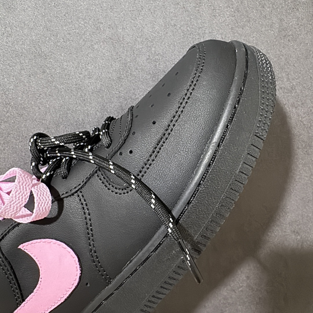 图片[8]-【定制版】手绘涂鸦“黑桃粉莓”Nike Air Force 1 “Black Peach Berry”空军一号定制板鞋 沉稳哑光黑基底，一抹甜粉 Swoosh 如同点缀在黑巧上的新鲜莓果，搭配黑粉双色鞋带碰撞出独特层次感。冷调酷感与少女甜感完美中和，利落低帮版型适配牛仔裤、工装裤、短裙各类穿搭，行走间自带小众氛围感，甜酷平衡恰到好处，日常出街轻松打造吸睛造型 货号：CW2288-512 尺码： 36 36.5 37.5 38 38.5 39 40 40.5 41 42 42.5 43 44 44.5 45-选品中心