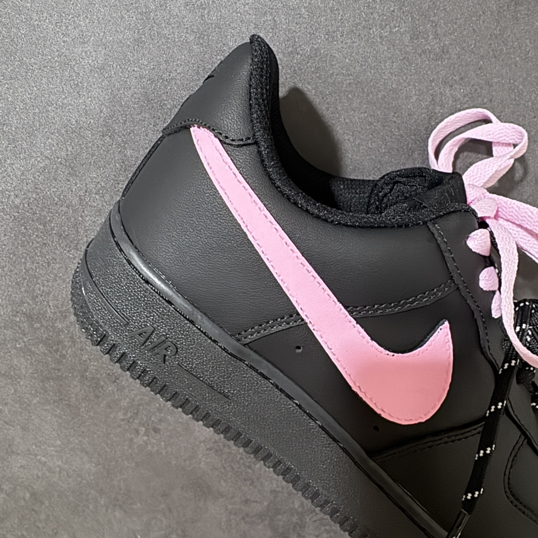 图片[7]-【定制版】手绘涂鸦“黑桃粉莓”Nike Air Force 1 “Black Peach Berry”空军一号定制板鞋 沉稳哑光黑基底，一抹甜粉 Swoosh 如同点缀在黑巧上的新鲜莓果，搭配黑粉双色鞋带碰撞出独特层次感。冷调酷感与少女甜感完美中和，利落低帮版型适配牛仔裤、工装裤、短裙各类穿搭，行走间自带小众氛围感，甜酷平衡恰到好处，日常出街轻松打造吸睛造型 货号：CW2288-512 尺码： 36 36.5 37.5 38 38.5 39 40 40.5 41 42 42.5 43 44 44.5 45-选品中心