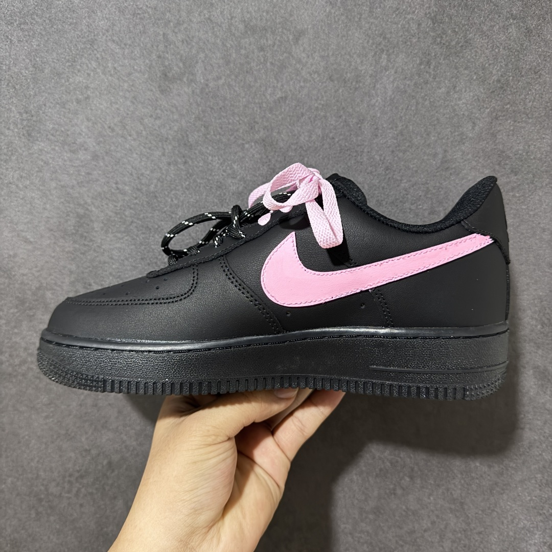 图片[2]-【定制版】手绘涂鸦“黑桃粉莓”Nike Air Force 1 “Black Peach Berry”空军一号定制板鞋 沉稳哑光黑基底，一抹甜粉 Swoosh 如同点缀在黑巧上的新鲜莓果，搭配黑粉双色鞋带碰撞出独特层次感。冷调酷感与少女甜感完美中和，利落低帮版型适配牛仔裤、工装裤、短裙各类穿搭，行走间自带小众氛围感，甜酷平衡恰到好处，日常出街轻松打造吸睛造型 货号：CW2288-512 尺码： 36 36.5 37.5 38 38.5 39 40 40.5 41 42 42.5 43 44 44.5 45-选品中心