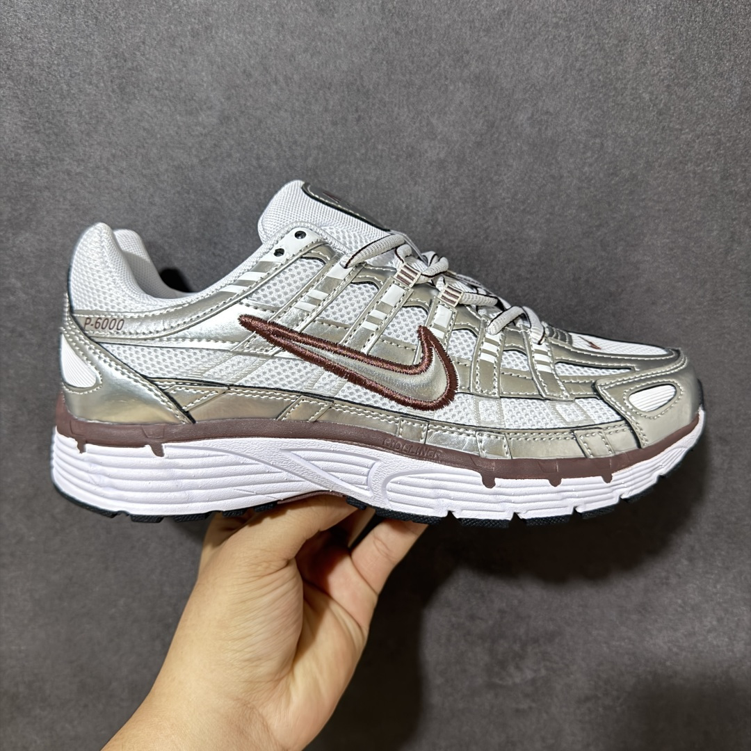 【公司级】Nike P-6000 复古休闲 耐克 低帮休闲城市通勤跑步鞋 采用透气网眼布搭配皮革和合成材质覆面 再现早期鞋款外观 活力配色打造时尚外观和运动美学 结合泡棉缓震配置 缔造非凡舒适的日常穿着体验 皮革织物与合成材质组合鞋面 打造舒适支撑效果 货号：BV1021-110 尺码：36 36.5 37.5 38 38.5 39 40 40.5 41 42 42.5 43 44 45 46-选品中心