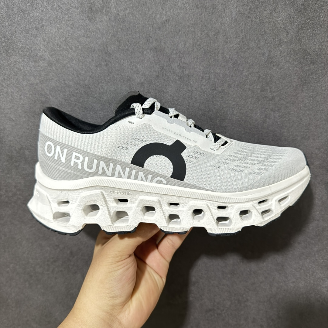 【公司级】On昂跑 Cloudmonster 小怪兽3 舒适防滑耐磨 休闲运动跑鞋 该款 Cloudmonster 的与众不同的全新“趣怪”风格，显而易见！延续怪兽级性能依旧搭载了大体积的 Cloud Tec 鞋底科技的性能更明显的摇椅圆弧轮廓让步代轻松发挥迈进地淋漓尽致，带来更强的回弹感！更好地推进你向前的每一步，尽享舒适度，由再生材质打造的柔软鞋垫和鞋面确保出色的透气性，将舒适度提升至新高，为你跑完轻松的5公里或费力的20公里提供理想助力，怪兽般的外形和妙趣的畅跑背后是强大的性能表现！ 货号：3MG10051200 尺码：36-46带半码-选品中心