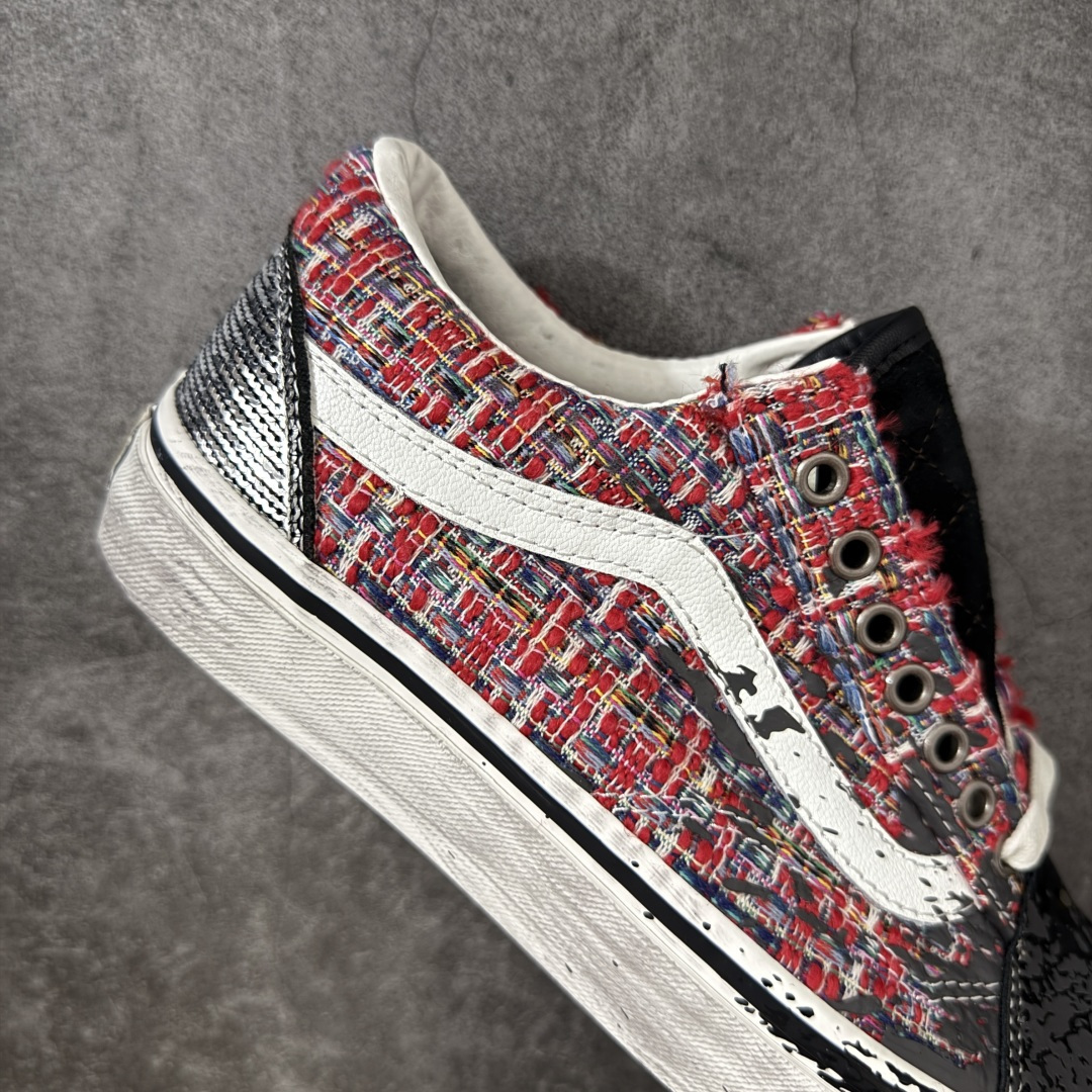 图片[7]-【公司级】Vans Premium Old Skool \”Charms\” 粗花呢泼墨做旧 小香风2.0朋克鞋 融合小香风粗花呢高级肌理与街头复古做旧工艺，打破轻奢与滑板风的次元壁垒，分红彩编织、黑灰杂色双配色，复古氛围感拉满。 鞋身采用高定粗花呢编织布料，红款以红、白、黑彩线交织，黑灰款混合银灰杂色纱线，肌理蓬松立体，自带轻奢质感。亮黑泼墨做旧漆皮鞋头，鞋底整圈做旧喷溅黑墨斑驳效果，鞋侧包边做泛黄旧化处理，弱化崭新塑料感。可拆卸古铜色配饰，包含地球网格、复古钱币造型吊坠，挂于鞋孔提升造型层次感，复古氛围感点睛。 货号：VN000D9VBOS 红色 尺码：36 36.5 37 38 38.5 39 40 40.5 41 42 42.5 43 44 45-选品中心
