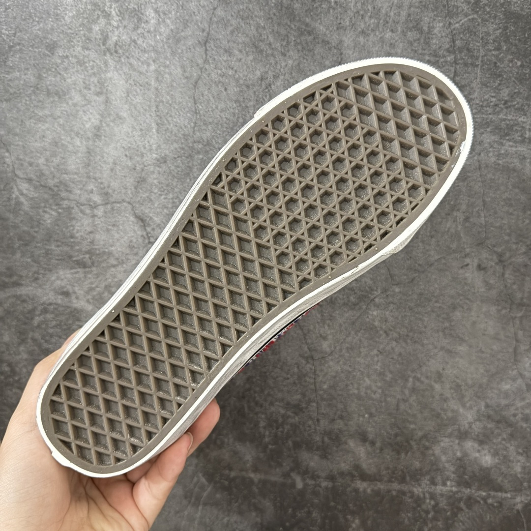 图片[9]-【公司级】Vans Premium Old Skool \”Charms\” 粗花呢泼墨做旧 小香风2.0朋克鞋 融合小香风粗花呢高级肌理与街头复古做旧工艺，打破轻奢与滑板风的次元壁垒，分红彩编织、黑灰杂色双配色，复古氛围感拉满。 鞋身采用高定粗花呢编织布料，红款以红、白、黑彩线交织，黑灰款混合银灰杂色纱线，肌理蓬松立体，自带轻奢质感。亮黑泼墨做旧漆皮鞋头，鞋底整圈做旧喷溅黑墨斑驳效果，鞋侧包边做泛黄旧化处理，弱化崭新塑料感。可拆卸古铜色配饰，包含地球网格、复古钱币造型吊坠，挂于鞋孔提升造型层次感，复古氛围感点睛。 货号：VN000D9VBOS 红色 尺码：36 36.5 37 38 38.5 39 40 40.5 41 42 42.5 43 44 45-选品中心
