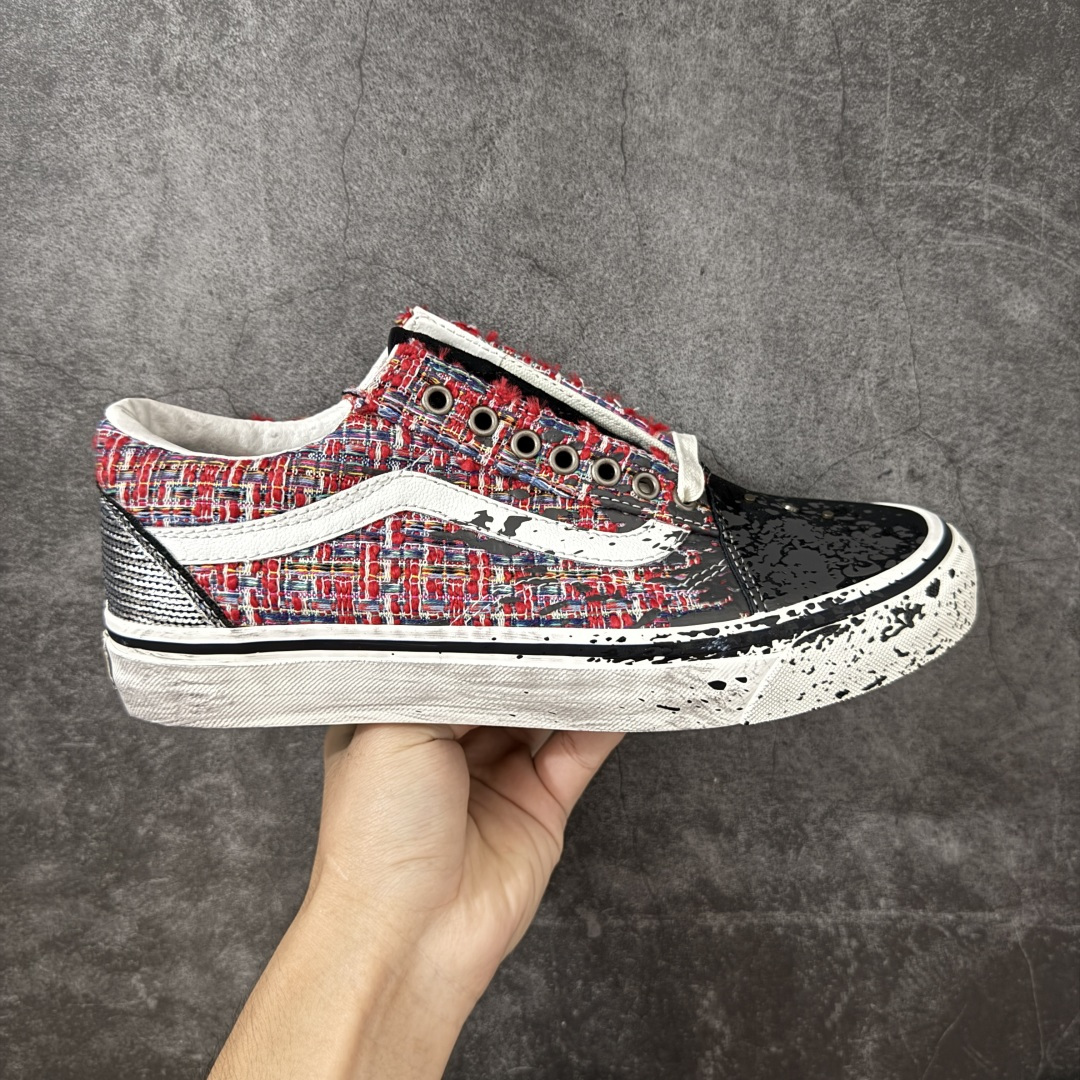 【公司级】Vans Premium Old Skool \”Charms\” 粗花呢泼墨做旧 小香风2.0朋克鞋 融合小香风粗花呢高级肌理与街头复古做旧工艺，打破轻奢与滑板风的次元壁垒，分红彩编织、黑灰杂色双配色，复古氛围感拉满。 鞋身采用高定粗花呢编织布料，红款以红、白、黑彩线交织，黑灰款混合银灰杂色纱线，肌理蓬松立体，自带轻奢质感。亮黑泼墨做旧漆皮鞋头，鞋底整圈做旧喷溅黑墨斑驳效果，鞋侧包边做泛黄旧化处理，弱化崭新塑料感。可拆卸古铜色配饰，包含地球网格、复古钱币造型吊坠，挂于鞋孔提升造型层次感，复古氛围感点睛。 货号：VN000D9VBOS 红色 尺码：36 36.5 37 38 38.5 39 40 40.5 41 42 42.5 43 44 45-选品中心