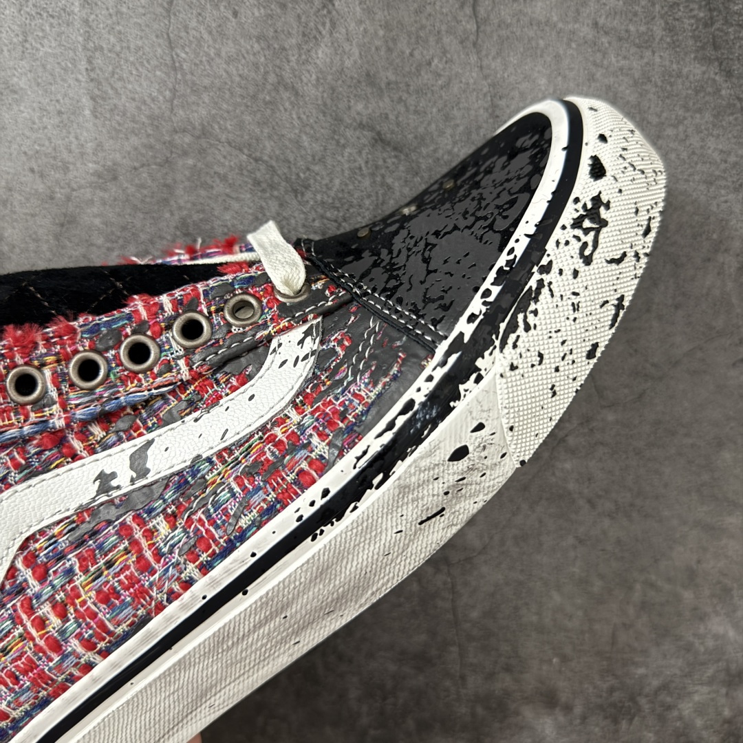 图片[6]-【公司级】Vans Premium Old Skool \”Charms\” 粗花呢泼墨做旧 小香风2.0朋克鞋 融合小香风粗花呢高级肌理与街头复古做旧工艺，打破轻奢与滑板风的次元壁垒，分红彩编织、黑灰杂色双配色，复古氛围感拉满。 鞋身采用高定粗花呢编织布料，红款以红、白、黑彩线交织，黑灰款混合银灰杂色纱线，肌理蓬松立体，自带轻奢质感。亮黑泼墨做旧漆皮鞋头，鞋底整圈做旧喷溅黑墨斑驳效果，鞋侧包边做泛黄旧化处理，弱化崭新塑料感。可拆卸古铜色配饰，包含地球网格、复古钱币造型吊坠，挂于鞋孔提升造型层次感，复古氛围感点睛。 货号：VN000D9VBOS 红色 尺码：36 36.5 37 38 38.5 39 40 40.5 41 42 42.5 43 44 45-选品中心