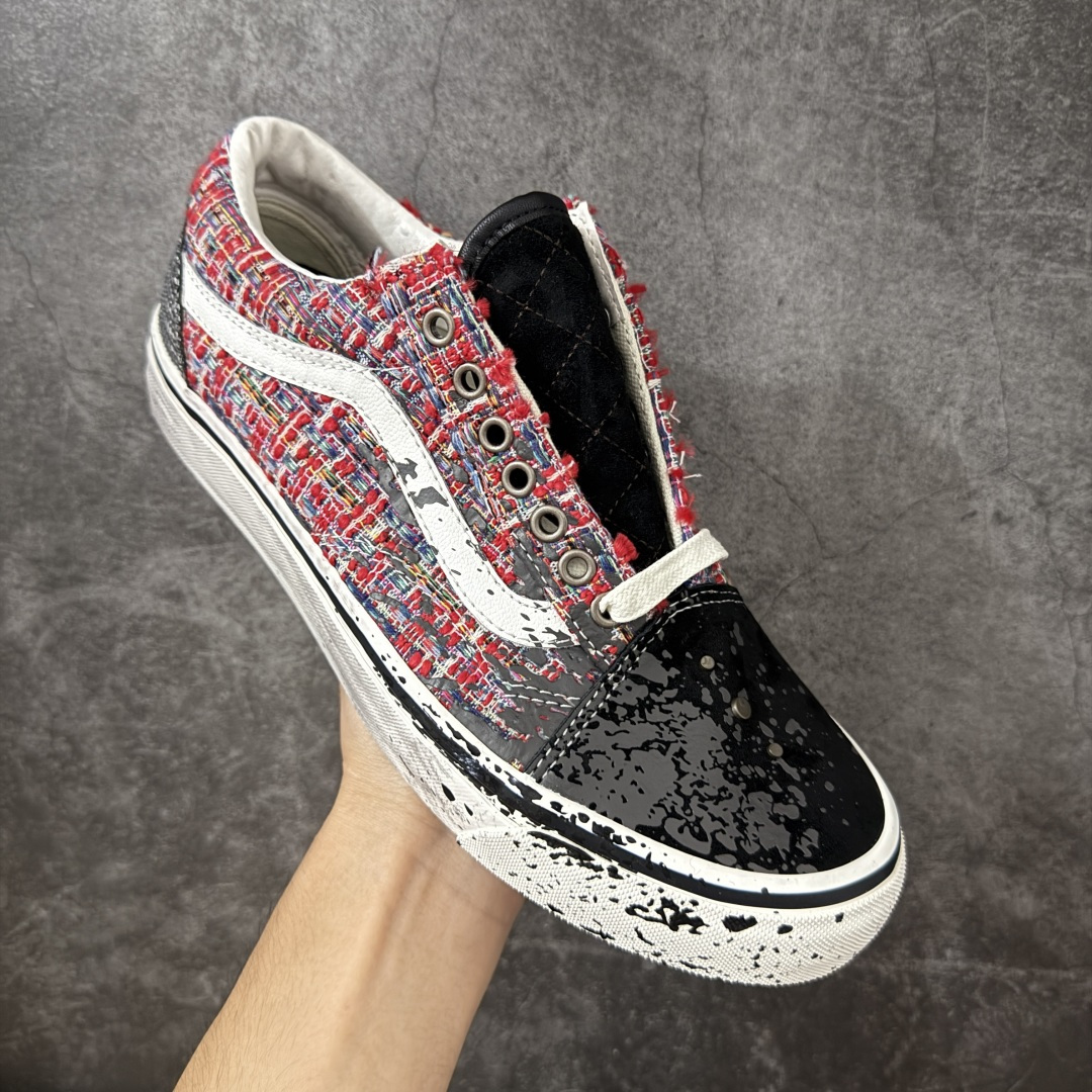 图片[3]-【公司级】Vans Premium Old Skool \”Charms\” 粗花呢泼墨做旧 小香风2.0朋克鞋 融合小香风粗花呢高级肌理与街头复古做旧工艺，打破轻奢与滑板风的次元壁垒，分红彩编织、黑灰杂色双配色，复古氛围感拉满。 鞋身采用高定粗花呢编织布料，红款以红、白、黑彩线交织，黑灰款混合银灰杂色纱线，肌理蓬松立体，自带轻奢质感。亮黑泼墨做旧漆皮鞋头，鞋底整圈做旧喷溅黑墨斑驳效果，鞋侧包边做泛黄旧化处理，弱化崭新塑料感。可拆卸古铜色配饰，包含地球网格、复古钱币造型吊坠，挂于鞋孔提升造型层次感，复古氛围感点睛。 货号：VN000D9VBOS 红色 尺码：36 36.5 37 38 38.5 39 40 40.5 41 42 42.5 43 44 45-选品中心