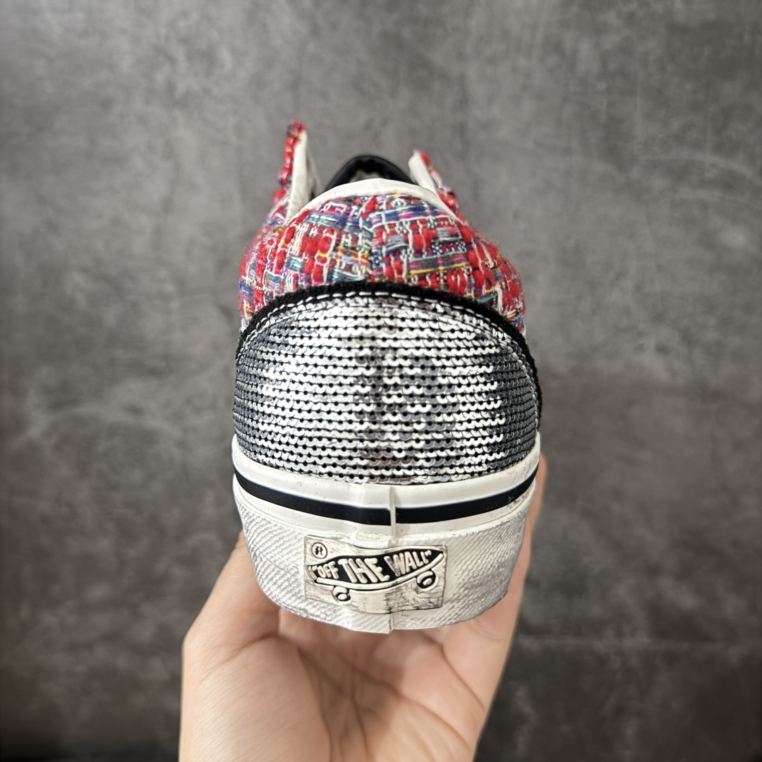 图片[4]-【公司级】Vans Premium Old Skool \”Charms\” 粗花呢泼墨做旧 小香风2.0朋克鞋 融合小香风粗花呢高级肌理与街头复古做旧工艺，打破轻奢与滑板风的次元壁垒，分红彩编织、黑灰杂色双配色，复古氛围感拉满。 鞋身采用高定粗花呢编织布料，红款以红、白、黑彩线交织，黑灰款混合银灰杂色纱线，肌理蓬松立体，自带轻奢质感。亮黑泼墨做旧漆皮鞋头，鞋底整圈做旧喷溅黑墨斑驳效果，鞋侧包边做泛黄旧化处理，弱化崭新塑料感。可拆卸古铜色配饰，包含地球网格、复古钱币造型吊坠，挂于鞋孔提升造型层次感，复古氛围感点睛。 货号：VN000D9VBOS 红色 尺码：36 36.5 37 38 38.5 39 40 40.5 41 42 42.5 43 44 45-选品中心