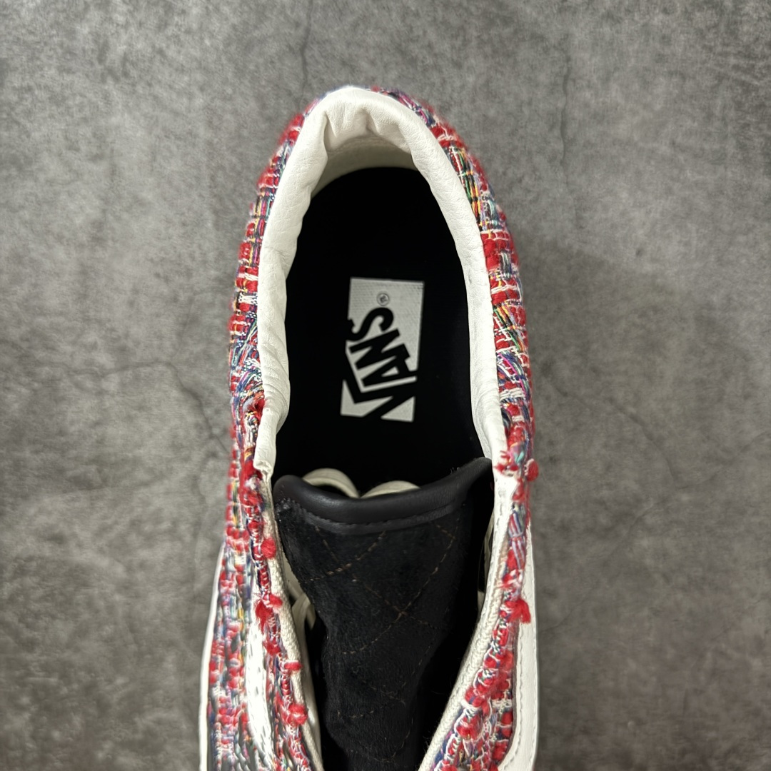 图片[8]-【公司级】Vans Premium Old Skool \”Charms\” 粗花呢泼墨做旧 小香风2.0朋克鞋 融合小香风粗花呢高级肌理与街头复古做旧工艺，打破轻奢与滑板风的次元壁垒，分红彩编织、黑灰杂色双配色，复古氛围感拉满。 鞋身采用高定粗花呢编织布料，红款以红、白、黑彩线交织，黑灰款混合银灰杂色纱线，肌理蓬松立体，自带轻奢质感。亮黑泼墨做旧漆皮鞋头，鞋底整圈做旧喷溅黑墨斑驳效果，鞋侧包边做泛黄旧化处理，弱化崭新塑料感。可拆卸古铜色配饰，包含地球网格、复古钱币造型吊坠，挂于鞋孔提升造型层次感，复古氛围感点睛。 货号：VN000D9VBOS 红色 尺码：36 36.5 37 38 38.5 39 40 40.5 41 42 42.5 43 44 45-选品中心