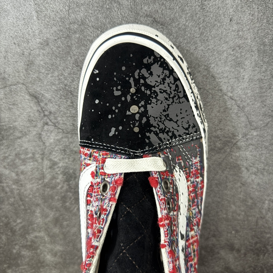 图片[5]-【公司级】Vans Premium Old Skool \”Charms\” 粗花呢泼墨做旧 小香风2.0朋克鞋 融合小香风粗花呢高级肌理与街头复古做旧工艺，打破轻奢与滑板风的次元壁垒，分红彩编织、黑灰杂色双配色，复古氛围感拉满。 鞋身采用高定粗花呢编织布料，红款以红、白、黑彩线交织，黑灰款混合银灰杂色纱线，肌理蓬松立体，自带轻奢质感。亮黑泼墨做旧漆皮鞋头，鞋底整圈做旧喷溅黑墨斑驳效果，鞋侧包边做泛黄旧化处理，弱化崭新塑料感。可拆卸古铜色配饰，包含地球网格、复古钱币造型吊坠，挂于鞋孔提升造型层次感，复古氛围感点睛。 货号：VN000D9VBOS 红色 尺码：36 36.5 37 38 38.5 39 40 40.5 41 42 42.5 43 44 45-选品中心