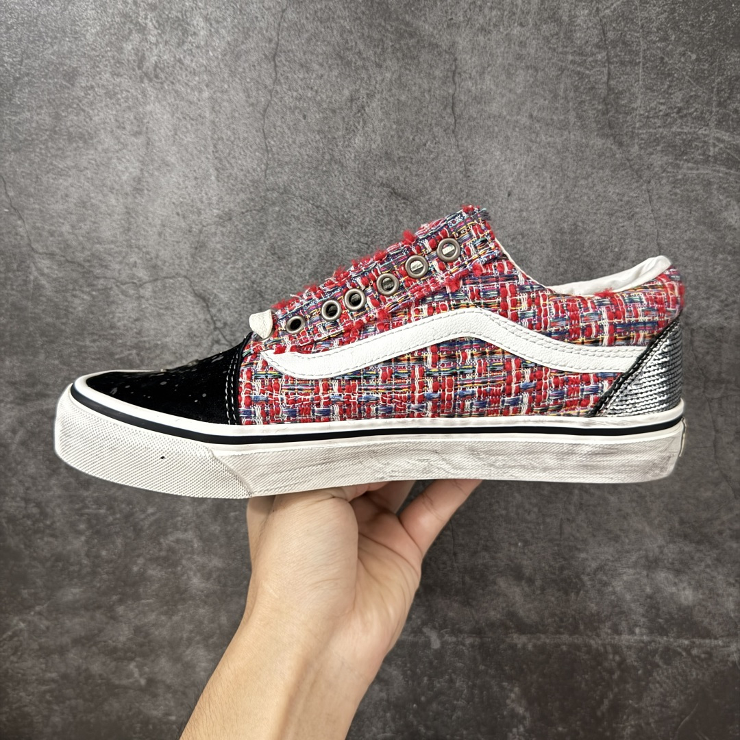 图片[2]-【公司级】Vans Premium Old Skool \”Charms\” 粗花呢泼墨做旧 小香风2.0朋克鞋 融合小香风粗花呢高级肌理与街头复古做旧工艺，打破轻奢与滑板风的次元壁垒，分红彩编织、黑灰杂色双配色，复古氛围感拉满。 鞋身采用高定粗花呢编织布料，红款以红、白、黑彩线交织，黑灰款混合银灰杂色纱线，肌理蓬松立体，自带轻奢质感。亮黑泼墨做旧漆皮鞋头，鞋底整圈做旧喷溅黑墨斑驳效果，鞋侧包边做泛黄旧化处理，弱化崭新塑料感。可拆卸古铜色配饰，包含地球网格、复古钱币造型吊坠，挂于鞋孔提升造型层次感，复古氛围感点睛。 货号：VN000D9VBOS 红色 尺码：36 36.5 37 38 38.5 39 40 40.5 41 42 42.5 43 44 45-选品中心