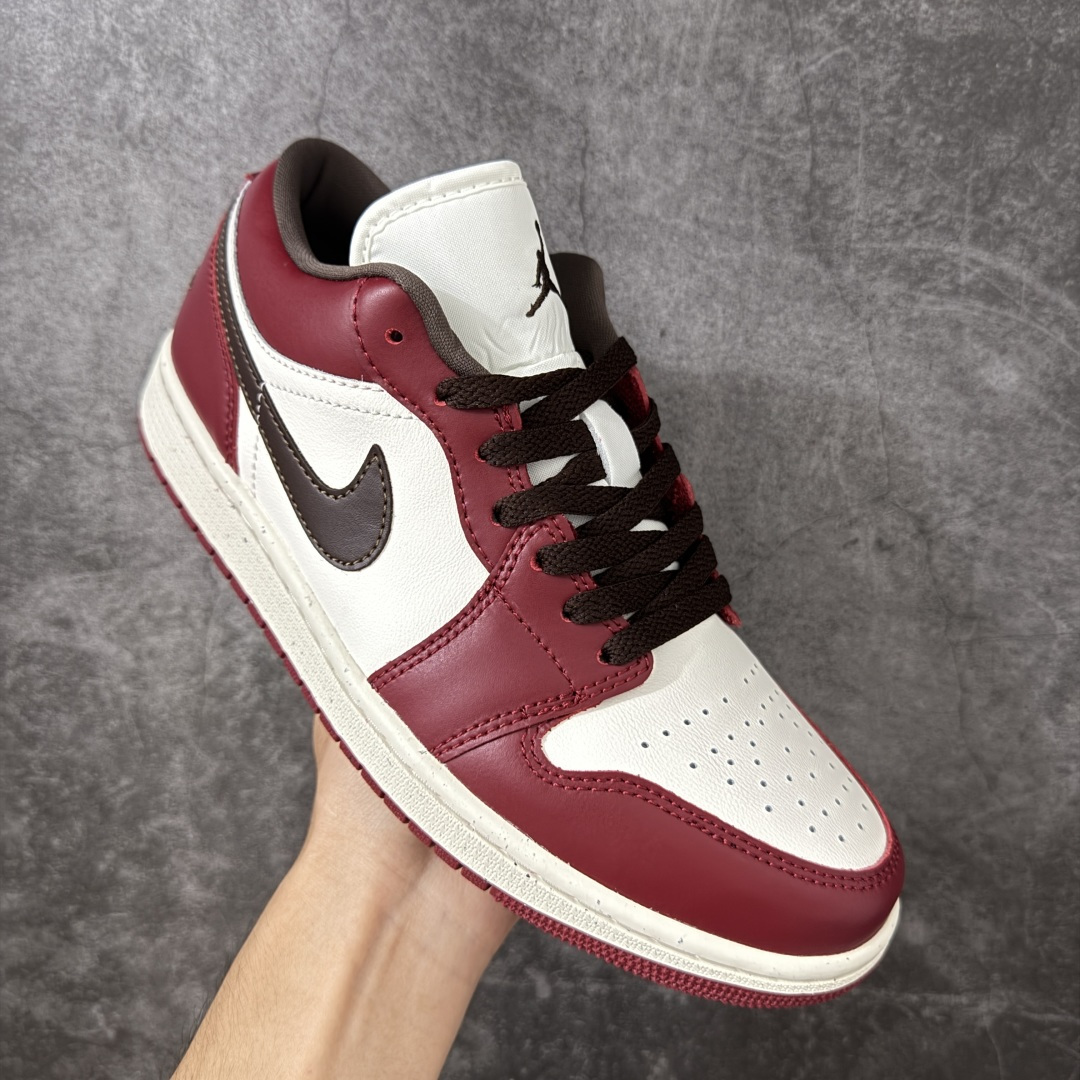 图片[3]-【DT纯原】Air Jordan Low AJ1 乔1白酒红 低帮文化休闲运动板鞋 IX5004-121  市面中低帮最具代表性版本没有之一 口碑大厂出品 品控大底版型不断改良更新 全套原纸板楦头开发 确保原汁原味 完美呈现版型 完美零毛边处理 原厂内置全掌气垫 价格定位良心 平台专用代工流水线出品 一眼公司既视感 拿到手的一瞬间就与众不同 碾压市面所有版本 全部原鞋开发 每一个配色都会采购原鞋确认细节 打破市面看图做货无好货之说 尺码：35.5-46-选品中心