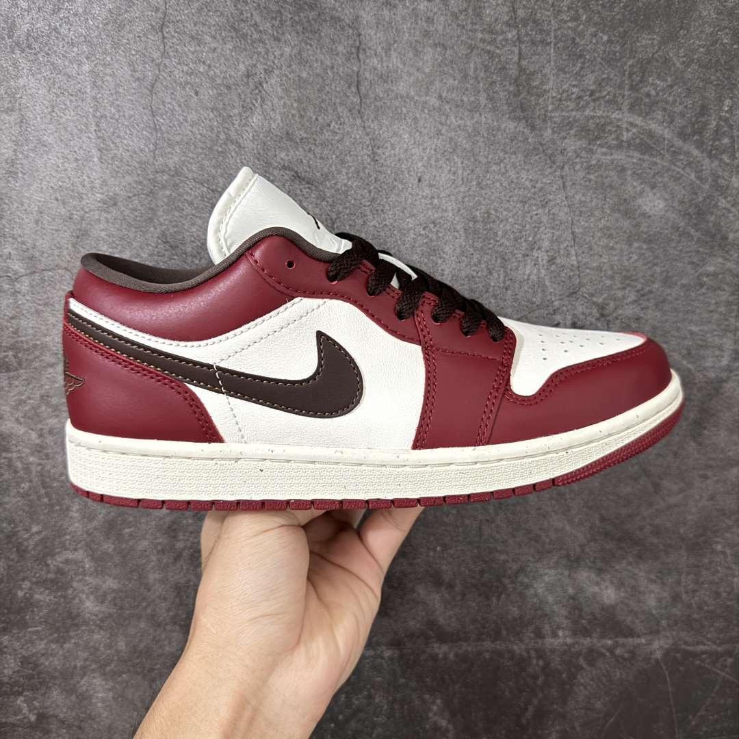 【DT纯原】Air Jordan Low AJ1 乔1白酒红 低帮文化休闲运动板鞋 IX5004-121  市面中低帮最具代表性版本没有之一 口碑大厂出品 品控大底版型不断改良更新 全套原纸板楦头开发 确保原汁原味 完美呈现版型 完美零毛边处理 原厂内置全掌气垫 价格定位良心 平台专用代工流水线出品 一眼公司既视感 拿到手的一瞬间就与众不同 碾压市面所有版本 全部原鞋开发 每一个配色都会采购原鞋确认细节 打破市面看图做货无好货之说 尺码：35.5-46-选品中心