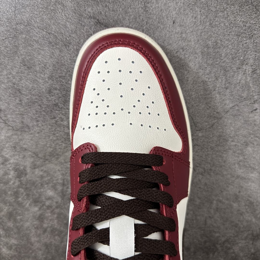 图片[5]-【DT纯原】Air Jordan Low AJ1 乔1白酒红 低帮文化休闲运动板鞋 IX5004-121  市面中低帮最具代表性版本没有之一 口碑大厂出品 品控大底版型不断改良更新 全套原纸板楦头开发 确保原汁原味 完美呈现版型 完美零毛边处理 原厂内置全掌气垫 价格定位良心 平台专用代工流水线出品 一眼公司既视感 拿到手的一瞬间就与众不同 碾压市面所有版本 全部原鞋开发 每一个配色都会采购原鞋确认细节 打破市面看图做货无好货之说 尺码：35.5-46-选品中心