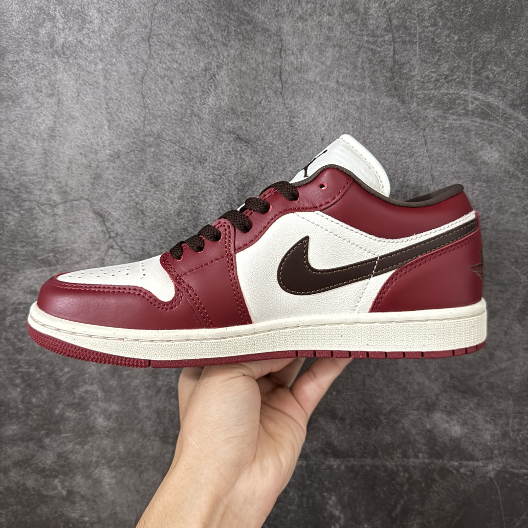 图片[2]-【DT纯原】Air Jordan Low AJ1 乔1白酒红 低帮文化休闲运动板鞋 IX5004-121  市面中低帮最具代表性版本没有之一 口碑大厂出品 品控大底版型不断改良更新 全套原纸板楦头开发 确保原汁原味 完美呈现版型 完美零毛边处理 原厂内置全掌气垫 价格定位良心 平台专用代工流水线出品 一眼公司既视感 拿到手的一瞬间就与众不同 碾压市面所有版本 全部原鞋开发 每一个配色都会采购原鞋确认细节 打破市面看图做货无好货之说 尺码：35.5-46-选品中心