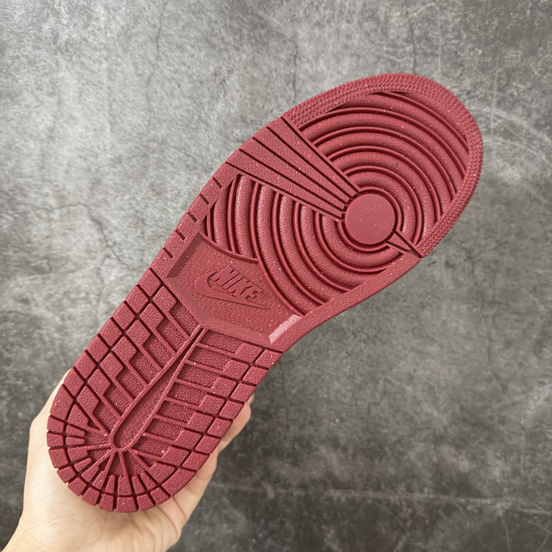 图片[9]-【DT纯原】Air Jordan Low AJ1 乔1白酒红 低帮文化休闲运动板鞋 IX5004-121  市面中低帮最具代表性版本没有之一 口碑大厂出品 品控大底版型不断改良更新 全套原纸板楦头开发 确保原汁原味 完美呈现版型 完美零毛边处理 原厂内置全掌气垫 价格定位良心 平台专用代工流水线出品 一眼公司既视感 拿到手的一瞬间就与众不同 碾压市面所有版本 全部原鞋开发 每一个配色都会采购原鞋确认细节 打破市面看图做货无好货之说 尺码：35.5-46-选品中心