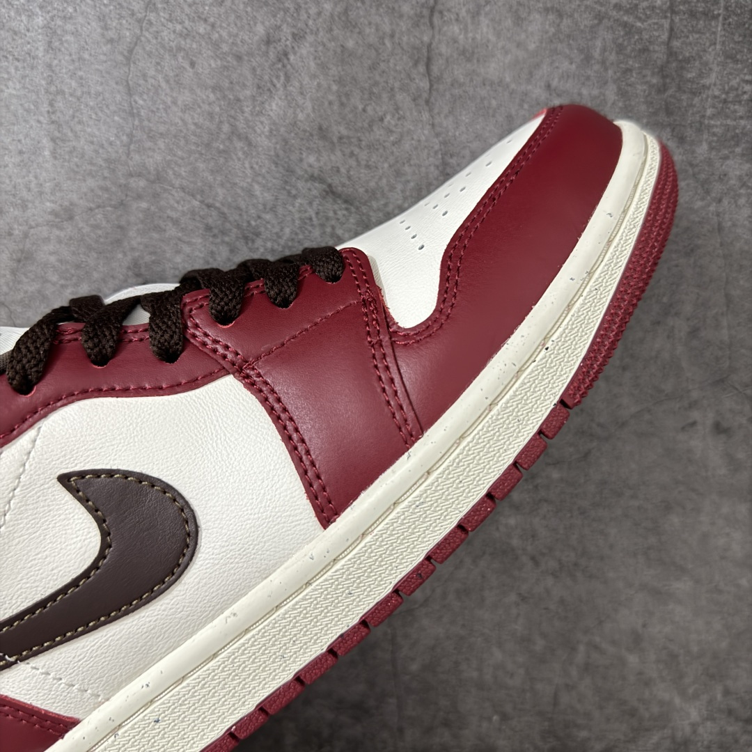 图片[6]-【DT纯原】Air Jordan Low AJ1 乔1白酒红 低帮文化休闲运动板鞋 IX5004-121  市面中低帮最具代表性版本没有之一 口碑大厂出品 品控大底版型不断改良更新 全套原纸板楦头开发 确保原汁原味 完美呈现版型 完美零毛边处理 原厂内置全掌气垫 价格定位良心 平台专用代工流水线出品 一眼公司既视感 拿到手的一瞬间就与众不同 碾压市面所有版本 全部原鞋开发 每一个配色都会采购原鞋确认细节 打破市面看图做货无好货之说 尺码：35.5-46-选品中心