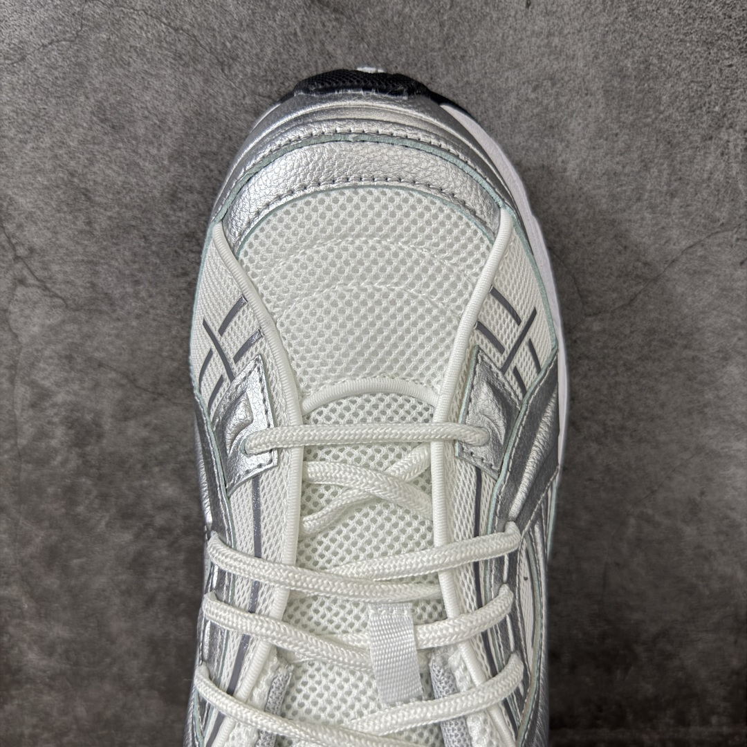 图片[5]-【外贸纯原】Under Armour 安德玛 Sola 复古千禧复古休闲慢跑系列老爹跑鞋 极简款” 一比一开发 大厂出品 全鞋细节到材料到包装大幅度提升改正 千禧年复古Y2K造型：复刻2000年代流线型跑鞋轮廓，金属银撞翠绿配色潮流辨识度高 双层缓震中底：轻量化发泡材质，日常走路、慢跑均可缓冲足底压力，久穿不累脚 透气网面结构：全鞋面网布通风散热，春夏穿着不闷脚 分段防滑外底：前掌耐磨橡胶强化日常磨损区域，弯折灵活适配走路步态 轻量复合支撑：金属银皮革仅做局部加固，不会造成鞋身笨重，兼顾颜值与实穿性 尺码：40 40.5 41 42 42.5 43 44 44.5 45 46 47-选品中心