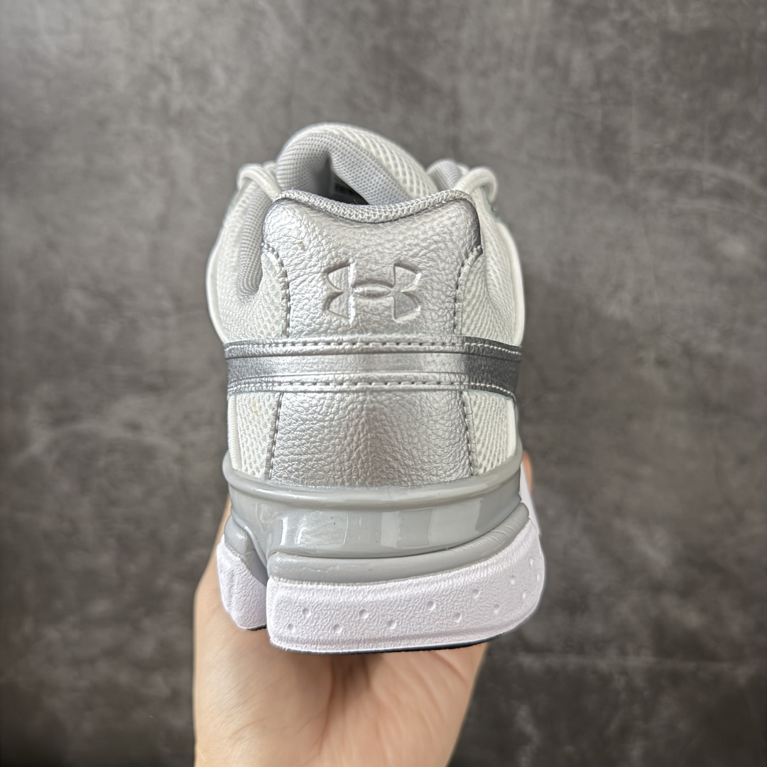 图片[4]-【外贸纯原】Under Armour 安德玛 Sola 复古千禧复古休闲慢跑系列老爹跑鞋 极简款” 一比一开发 大厂出品 全鞋细节到材料到包装大幅度提升改正 千禧年复古Y2K造型：复刻2000年代流线型跑鞋轮廓，金属银撞翠绿配色潮流辨识度高 双层缓震中底：轻量化发泡材质，日常走路、慢跑均可缓冲足底压力，久穿不累脚 透气网面结构：全鞋面网布通风散热，春夏穿着不闷脚 分段防滑外底：前掌耐磨橡胶强化日常磨损区域，弯折灵活适配走路步态 轻量复合支撑：金属银皮革仅做局部加固，不会造成鞋身笨重，兼顾颜值与实穿性 尺码：40 40.5 41 42 42.5 43 44 44.5 45 46 47-选品中心