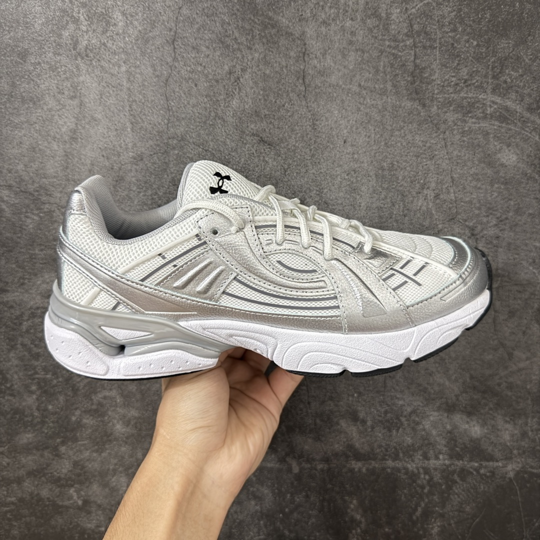 【外贸纯原】Under Armour 安德玛 Sola 复古千禧复古休闲慢跑系列老爹跑鞋 极简款” 一比一开发 大厂出品 全鞋细节到材料到包装大幅度提升改正 千禧年复古Y2K造型：复刻2000年代流线型跑鞋轮廓，金属银撞翠绿配色潮流辨识度高 双层缓震中底：轻量化发泡材质，日常走路、慢跑均可缓冲足底压力，久穿不累脚 透气网面结构：全鞋面网布通风散热，春夏穿着不闷脚 分段防滑外底：前掌耐磨橡胶强化日常磨损区域，弯折灵活适配走路步态 轻量复合支撑：金属银皮革仅做局部加固，不会造成鞋身笨重，兼顾颜值与实穿性 尺码：40 40.5 41 42 42.5 43 44 44.5 45 46 47-选品中心