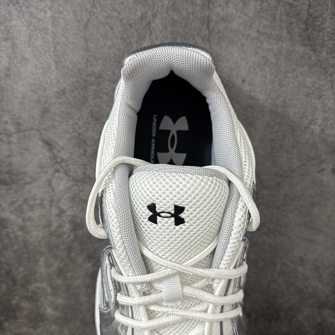 图片[8]-【外贸纯原】Under Armour 安德玛 Sola 复古千禧复古休闲慢跑系列老爹跑鞋 极简款” 一比一开发 大厂出品 全鞋细节到材料到包装大幅度提升改正 千禧年复古Y2K造型：复刻2000年代流线型跑鞋轮廓，金属银撞翠绿配色潮流辨识度高 双层缓震中底：轻量化发泡材质，日常走路、慢跑均可缓冲足底压力，久穿不累脚 透气网面结构：全鞋面网布通风散热，春夏穿着不闷脚 分段防滑外底：前掌耐磨橡胶强化日常磨损区域，弯折灵活适配走路步态 轻量复合支撑：金属银皮革仅做局部加固，不会造成鞋身笨重，兼顾颜值与实穿性 尺码：40 40.5 41 42 42.5 43 44 44.5 45 46 47-选品中心