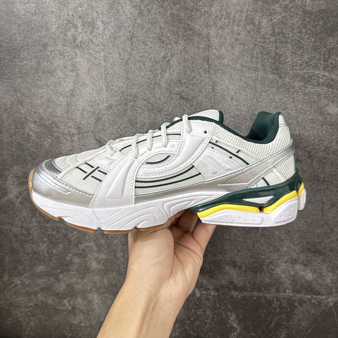 图片[2]-【外贸纯原】Under Armour 安德玛 Sola 复古千禧复古休闲慢跑系列老爹跑鞋 极简款” 一比一开发 大厂出品 全鞋细节到材料到包装大幅度提升改正 千禧年复古Y2K造型：复刻2000年代流线型跑鞋轮廓，金属银撞翠绿配色潮流辨识度高 双层缓震中底：轻量化发泡材质，日常走路、慢跑均可缓冲足底压力，久穿不累脚 透气网面结构：全鞋面网布通风散热，春夏穿着不闷脚 分段防滑外底：前掌耐磨橡胶强化日常磨损区域，弯折灵活适配走路步态 轻量复合支撑：金属银皮革仅做局部加固，不会造成鞋身笨重，兼顾颜值与实穿性 尺码：40 40.5 41 42 42.5 43 44 44.5 45 46 47.5-选品中心