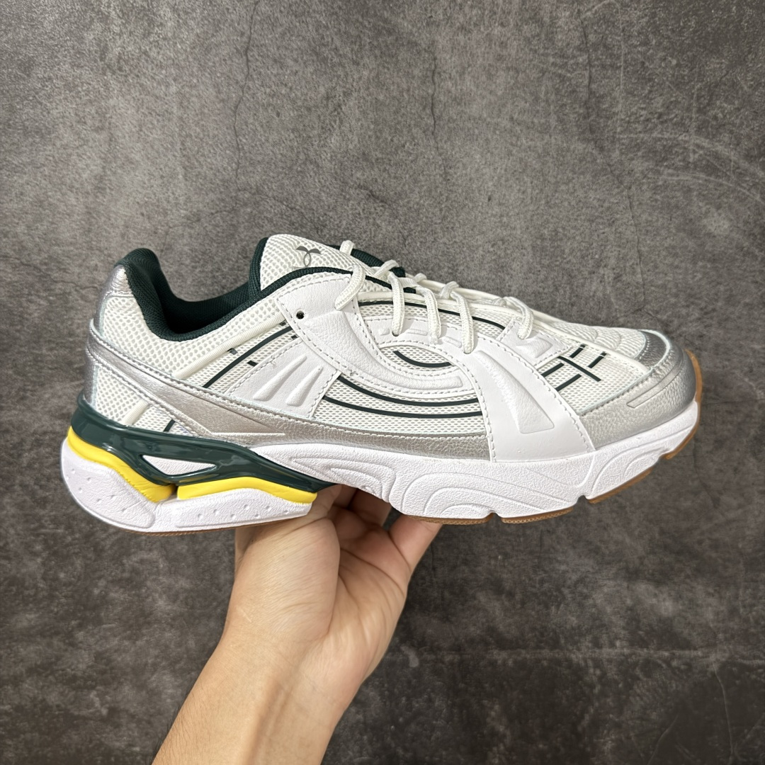 【外贸纯原】Under Armour 安德玛 Sola 复古千禧复古休闲慢跑系列老爹跑鞋 极简款” 一比一开发 大厂出品 全鞋细节到材料到包装大幅度提升改正 千禧年复古Y2K造型：复刻2000年代流线型跑鞋轮廓，金属银撞翠绿配色潮流辨识度高 双层缓震中底：轻量化发泡材质，日常走路、慢跑均可缓冲足底压力，久穿不累脚 透气网面结构：全鞋面网布通风散热，春夏穿着不闷脚 分段防滑外底：前掌耐磨橡胶强化日常磨损区域，弯折灵活适配走路步态 轻量复合支撑：金属银皮革仅做局部加固，不会造成鞋身笨重，兼顾颜值与实穿性 尺码：40 40.5 41 42 42.5 43 44 44.5 45 46 47.5-选品中心