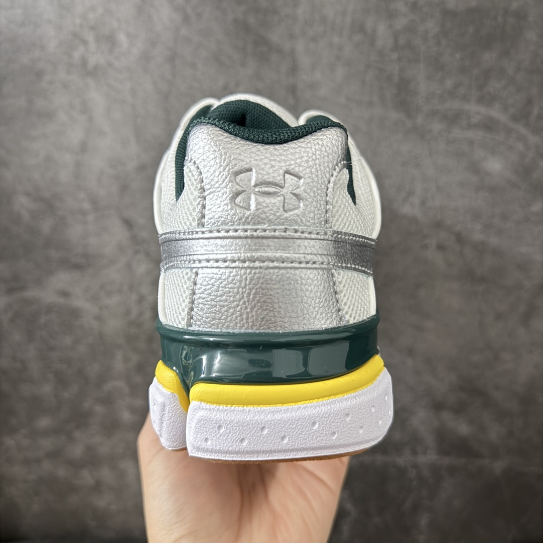 图片[4]-【外贸纯原】Under Armour 安德玛 Sola 复古千禧复古休闲慢跑系列老爹跑鞋 极简款” 一比一开发 大厂出品 全鞋细节到材料到包装大幅度提升改正 千禧年复古Y2K造型：复刻2000年代流线型跑鞋轮廓，金属银撞翠绿配色潮流辨识度高 双层缓震中底：轻量化发泡材质，日常走路、慢跑均可缓冲足底压力，久穿不累脚 透气网面结构：全鞋面网布通风散热，春夏穿着不闷脚 分段防滑外底：前掌耐磨橡胶强化日常磨损区域，弯折灵活适配走路步态 轻量复合支撑：金属银皮革仅做局部加固，不会造成鞋身笨重，兼顾颜值与实穿性 尺码：40 40.5 41 42 42.5 43 44 44.5 45 46 47.5-选品中心