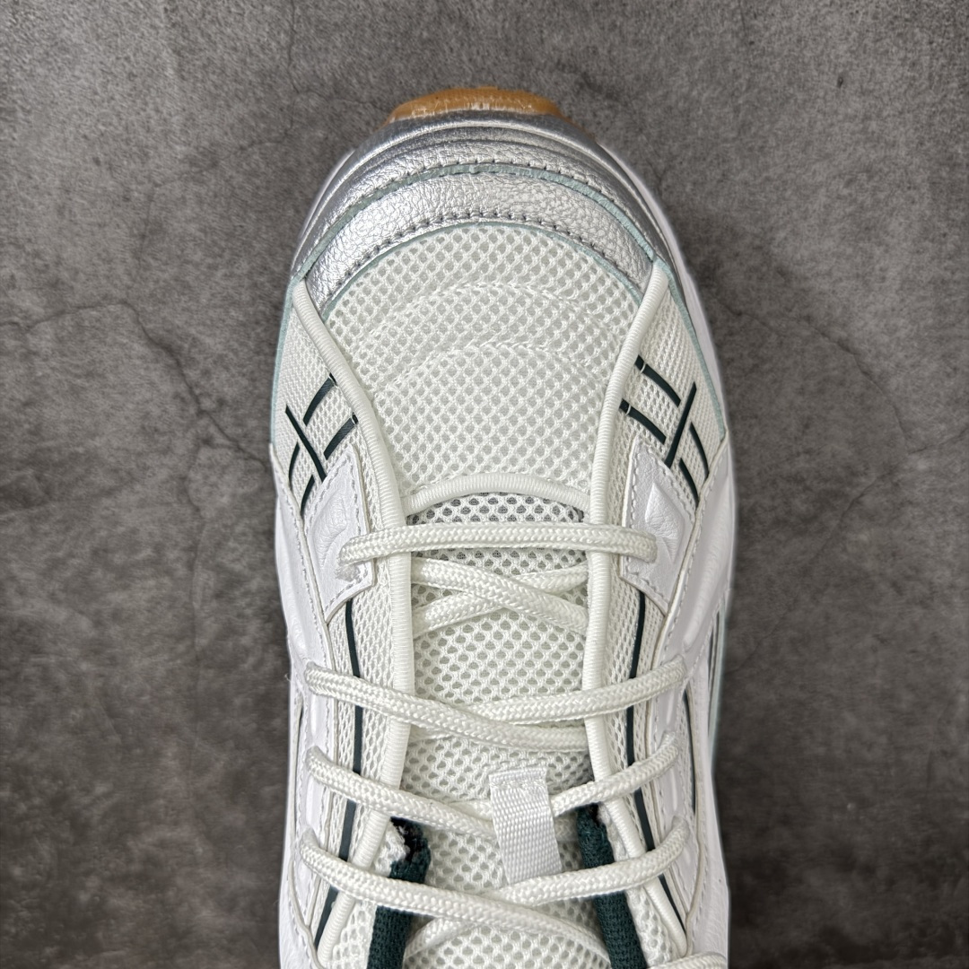 图片[5]-【外贸纯原】Under Armour 安德玛 Sola 复古千禧复古休闲慢跑系列老爹跑鞋 极简款” 一比一开发 大厂出品 全鞋细节到材料到包装大幅度提升改正 千禧年复古Y2K造型：复刻2000年代流线型跑鞋轮廓，金属银撞翠绿配色潮流辨识度高 双层缓震中底：轻量化发泡材质，日常走路、慢跑均可缓冲足底压力，久穿不累脚 透气网面结构：全鞋面网布通风散热，春夏穿着不闷脚 分段防滑外底：前掌耐磨橡胶强化日常磨损区域，弯折灵活适配走路步态 轻量复合支撑：金属银皮革仅做局部加固，不会造成鞋身笨重，兼顾颜值与实穿性 尺码：40 40.5 41 42 42.5 43 44 44.5 45 46 47.5-选品中心