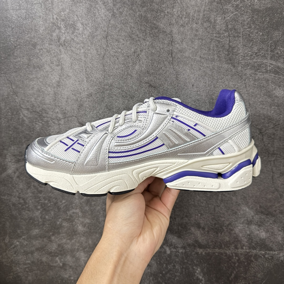 图片[2]-【外贸纯原】Under Armour 安德玛 Sola 复古千禧复古休闲慢跑系列老爹跑鞋 极简款” 一比一开发 大厂出品 全鞋细节到材料到包装大幅度提升改正 千禧年复古Y2K造型：复刻2000年代流线型跑鞋轮廓，金属银撞翠绿配色潮流辨识度高 双层缓震中底：轻量化发泡材质，日常走路、慢跑均可缓冲足底压力，久穿不累脚 透气网面结构：全鞋面网布通风散热，春夏穿着不闷脚 分段防滑外底：前掌耐磨橡胶强化日常磨损区域，弯折灵活适配走路步态 轻量复合支撑：金属银皮革仅做局部加固，不会造成鞋身笨重，兼顾颜值与实穿性 尺码：40 40.5 41 42 42.5 43 44 44.5 45 46 47.5-选品中心