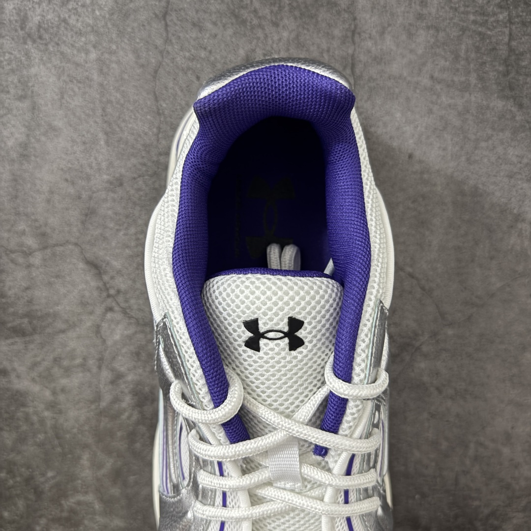 图片[8]-【外贸纯原】Under Armour 安德玛 Sola 复古千禧复古休闲慢跑系列老爹跑鞋 极简款” 一比一开发 大厂出品 全鞋细节到材料到包装大幅度提升改正 千禧年复古Y2K造型：复刻2000年代流线型跑鞋轮廓，金属银撞翠绿配色潮流辨识度高 双层缓震中底：轻量化发泡材质，日常走路、慢跑均可缓冲足底压力，久穿不累脚 透气网面结构：全鞋面网布通风散热，春夏穿着不闷脚 分段防滑外底：前掌耐磨橡胶强化日常磨损区域，弯折灵活适配走路步态 轻量复合支撑：金属银皮革仅做局部加固，不会造成鞋身笨重，兼顾颜值与实穿性 尺码：40 40.5 41 42 42.5 43 44 44.5 45 46 47.5-选品中心