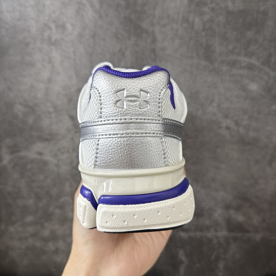 图片[4]-【外贸纯原】Under Armour 安德玛 Sola 复古千禧复古休闲慢跑系列老爹跑鞋 极简款” 一比一开发 大厂出品 全鞋细节到材料到包装大幅度提升改正 千禧年复古Y2K造型：复刻2000年代流线型跑鞋轮廓，金属银撞翠绿配色潮流辨识度高 双层缓震中底：轻量化发泡材质，日常走路、慢跑均可缓冲足底压力，久穿不累脚 透气网面结构：全鞋面网布通风散热，春夏穿着不闷脚 分段防滑外底：前掌耐磨橡胶强化日常磨损区域，弯折灵活适配走路步态 轻量复合支撑：金属银皮革仅做局部加固，不会造成鞋身笨重，兼顾颜值与实穿性 尺码：40 40.5 41 42 42.5 43 44 44.5 45 46 47.5-选品中心