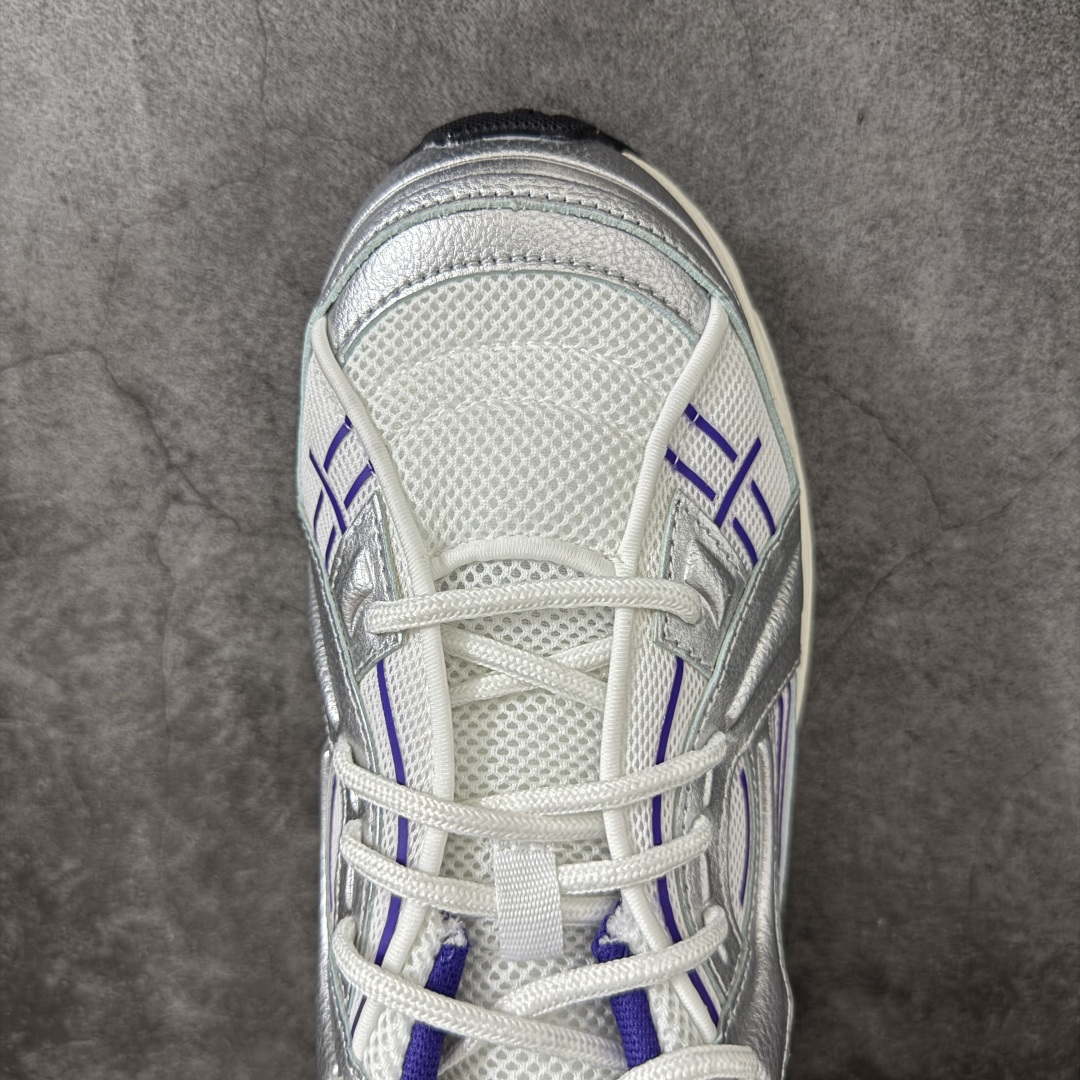 图片[5]-【外贸纯原】Under Armour 安德玛 Sola 复古千禧复古休闲慢跑系列老爹跑鞋 极简款” 一比一开发 大厂出品 全鞋细节到材料到包装大幅度提升改正 千禧年复古Y2K造型：复刻2000年代流线型跑鞋轮廓，金属银撞翠绿配色潮流辨识度高 双层缓震中底：轻量化发泡材质，日常走路、慢跑均可缓冲足底压力，久穿不累脚 透气网面结构：全鞋面网布通风散热，春夏穿着不闷脚 分段防滑外底：前掌耐磨橡胶强化日常磨损区域，弯折灵活适配走路步态 轻量复合支撑：金属银皮革仅做局部加固，不会造成鞋身笨重，兼顾颜值与实穿性 尺码：40 40.5 41 42 42.5 43 44 44.5 45 46 47.5-选品中心